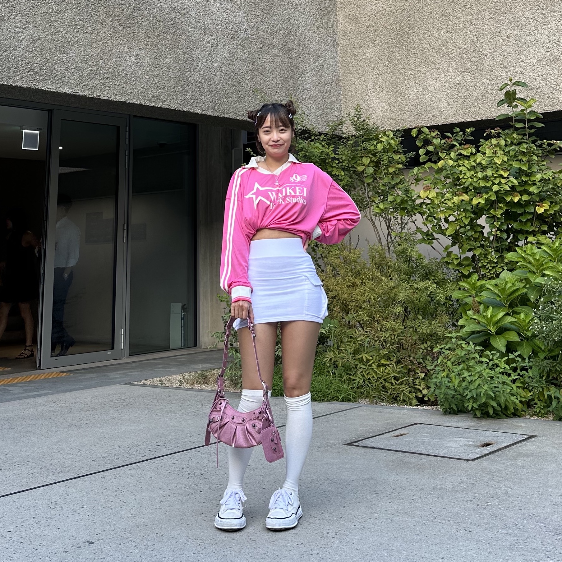 Maison Mihara Yasuhiro Peterson OG Sole Canvas Low Sneakers White, Balenciaga Le Cagole XS Shoulder Bag with Rhinestones Pink 착용 스타일 - 4