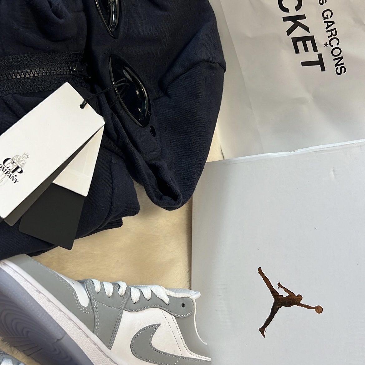 (W) Jordan 1 Low White Wolf Grey, Play Comme des Garcons Red Heart T-Shirt Black 착용 스타일 - 2