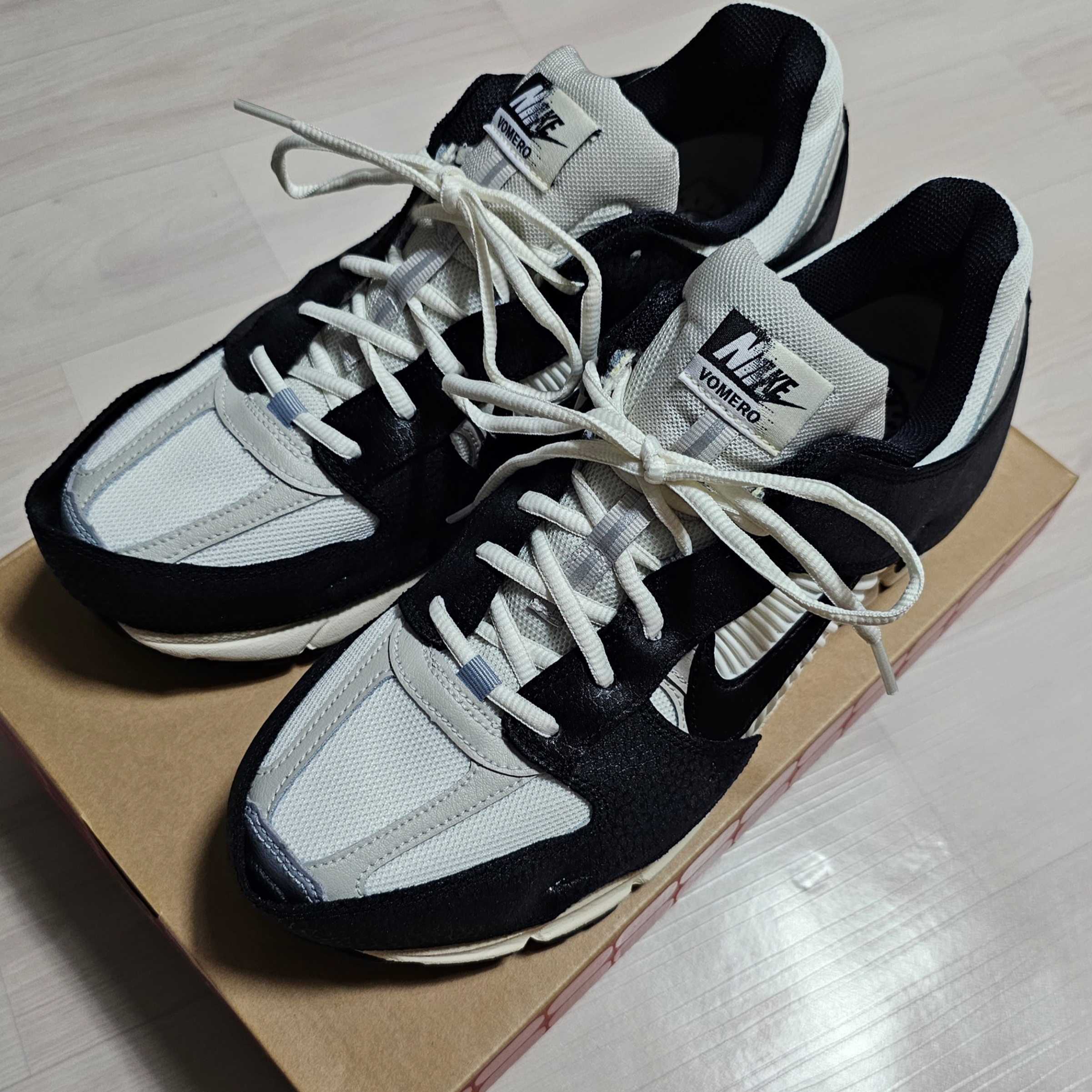 (W) Nike Zoom Vomero 5 Wolf Grey and Black 착용 스타일
