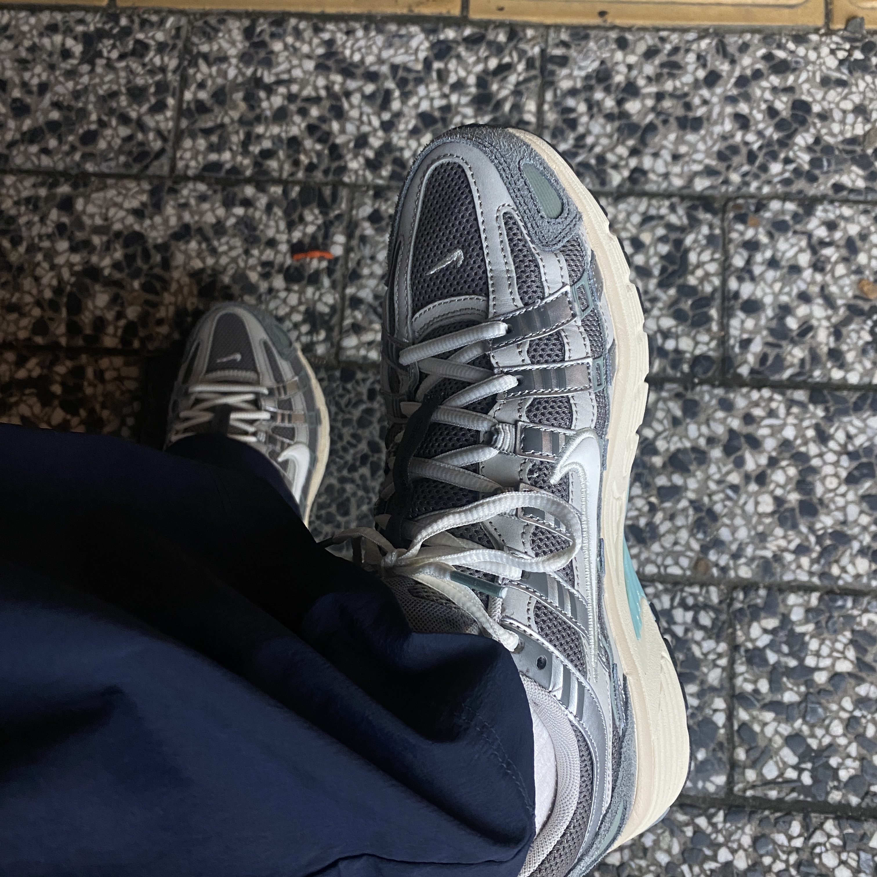 Nike P-6000 Flat Pewter Light Iron Ore 착용 스타일
