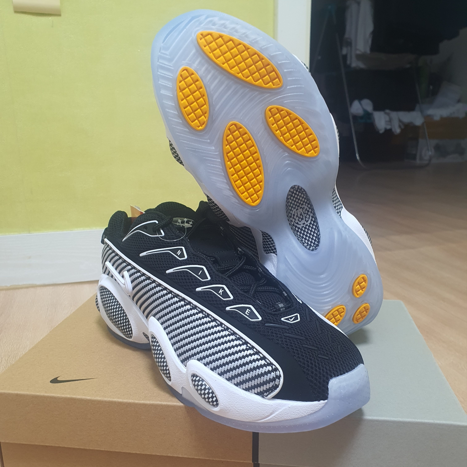 Nike x Drake Nocta Glide Black White Clear 착용 스타일 - 2