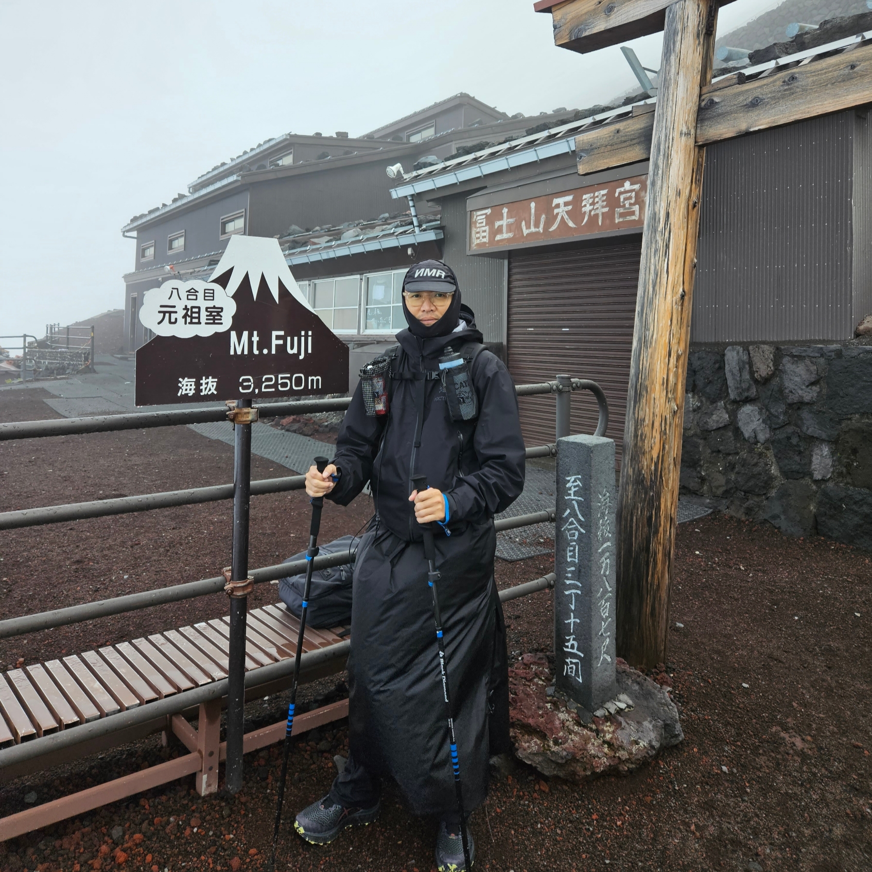 Arc'teryx Beta Jacket Black, Asics x Brain Dead Trabuco Max Black Cinnabar 착용 스타일