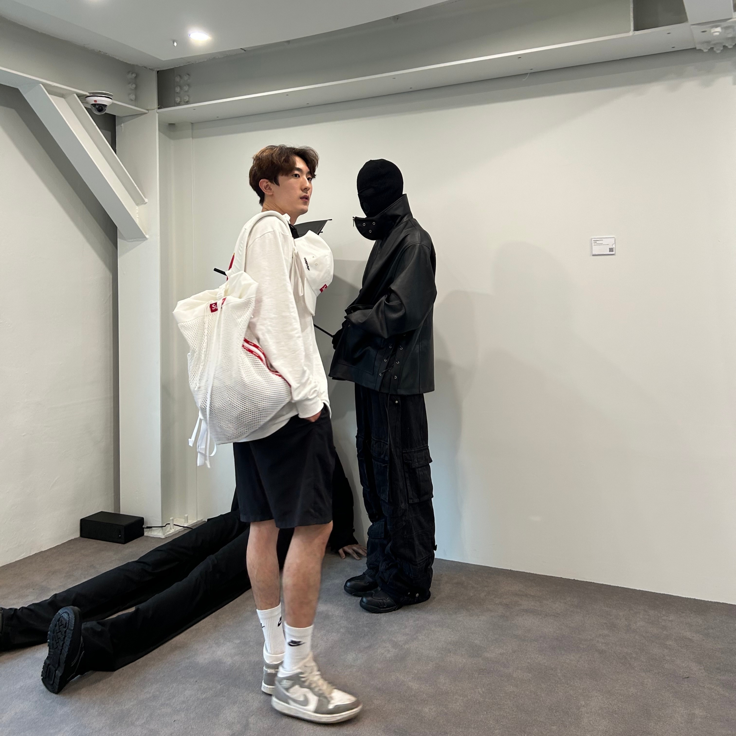 Supreme Mesh Backpack White - 23SS 착용 스타일