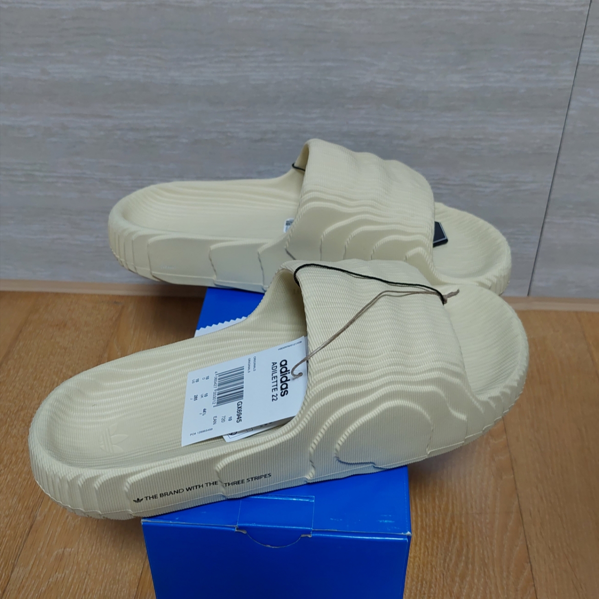 Adidas Adilette 22 Desert Sand 착용 스타일 - 3