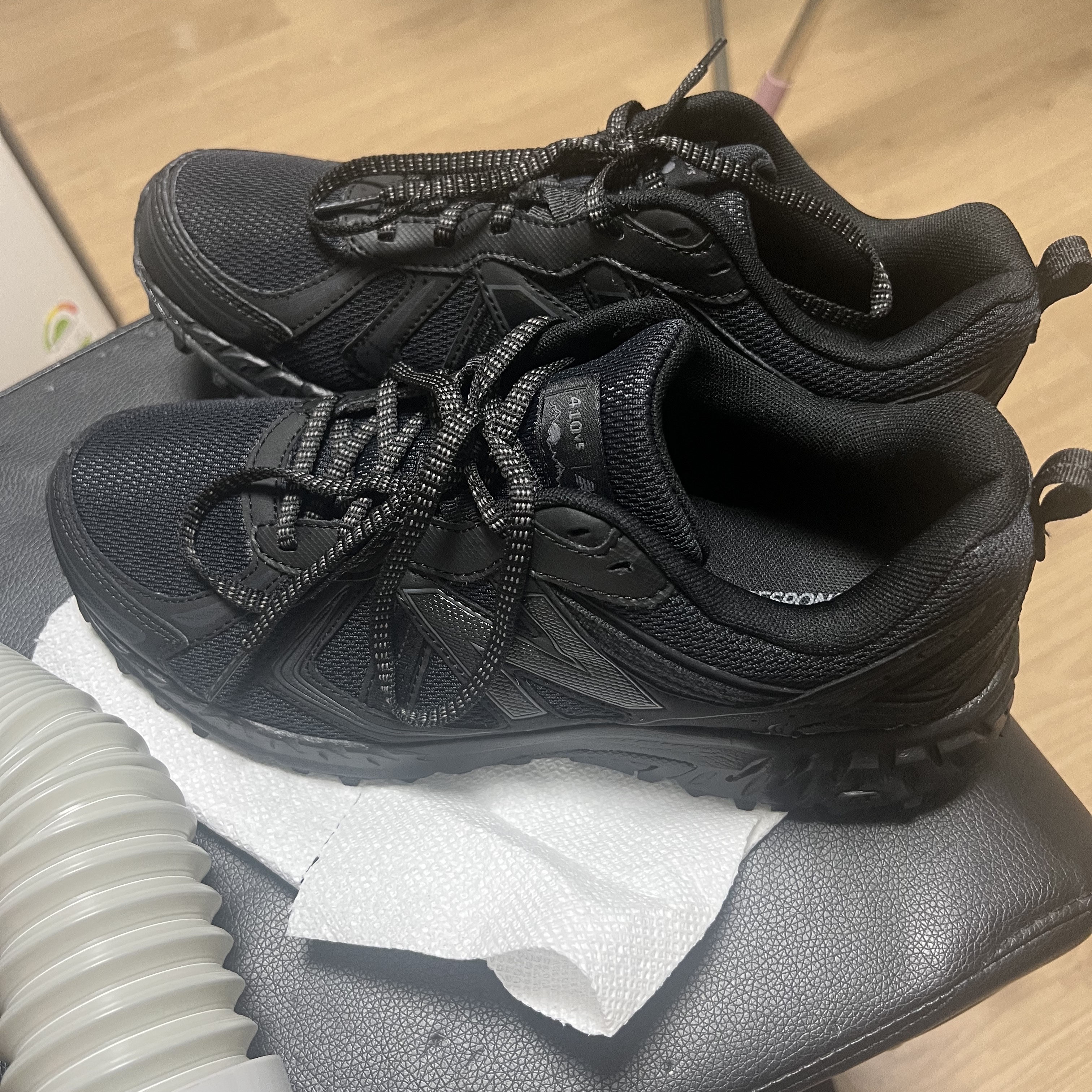 New Balance 410v5 Black - 2E Wide 착용 스타일