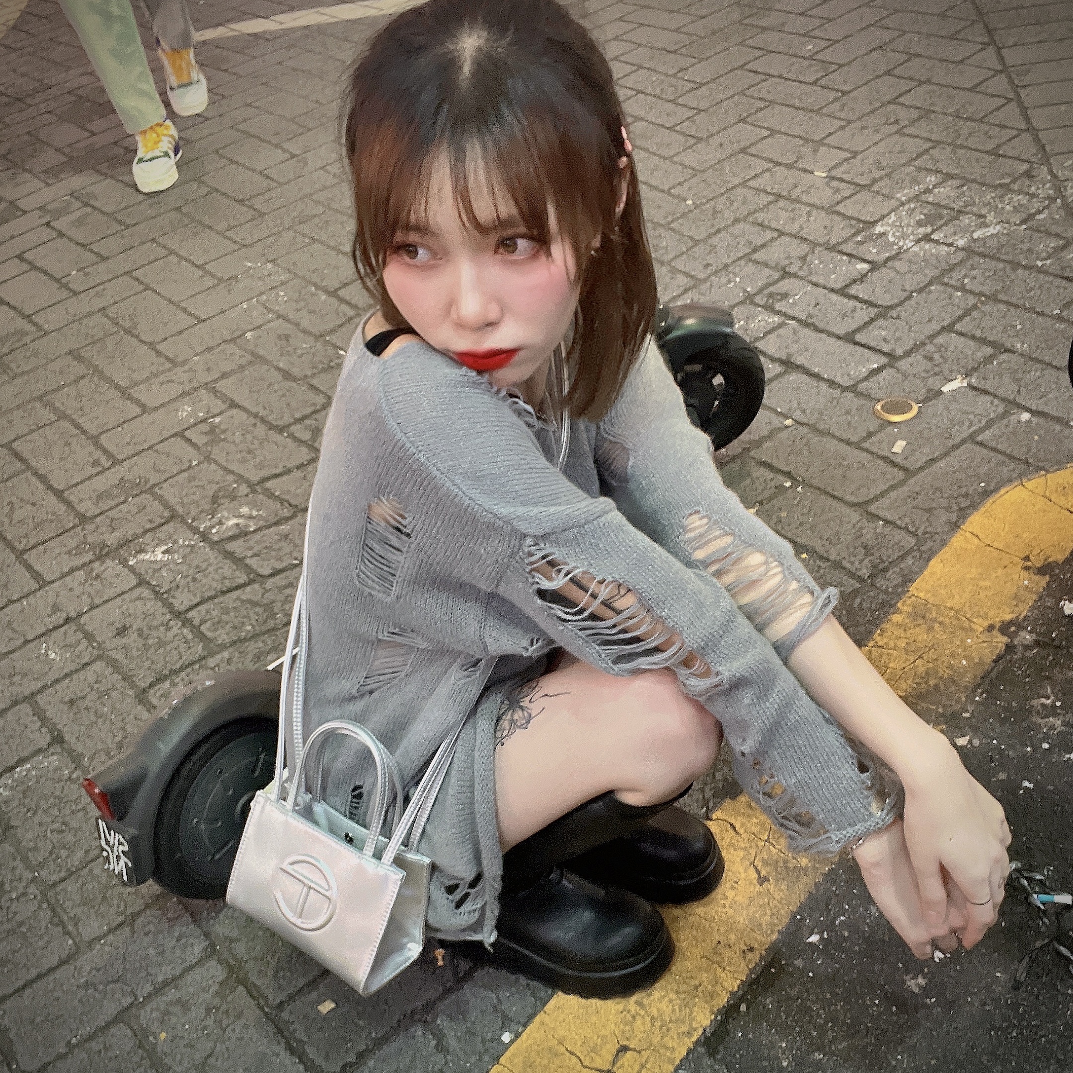 Telfar Small Shopping Bag Silver 착용 스타일