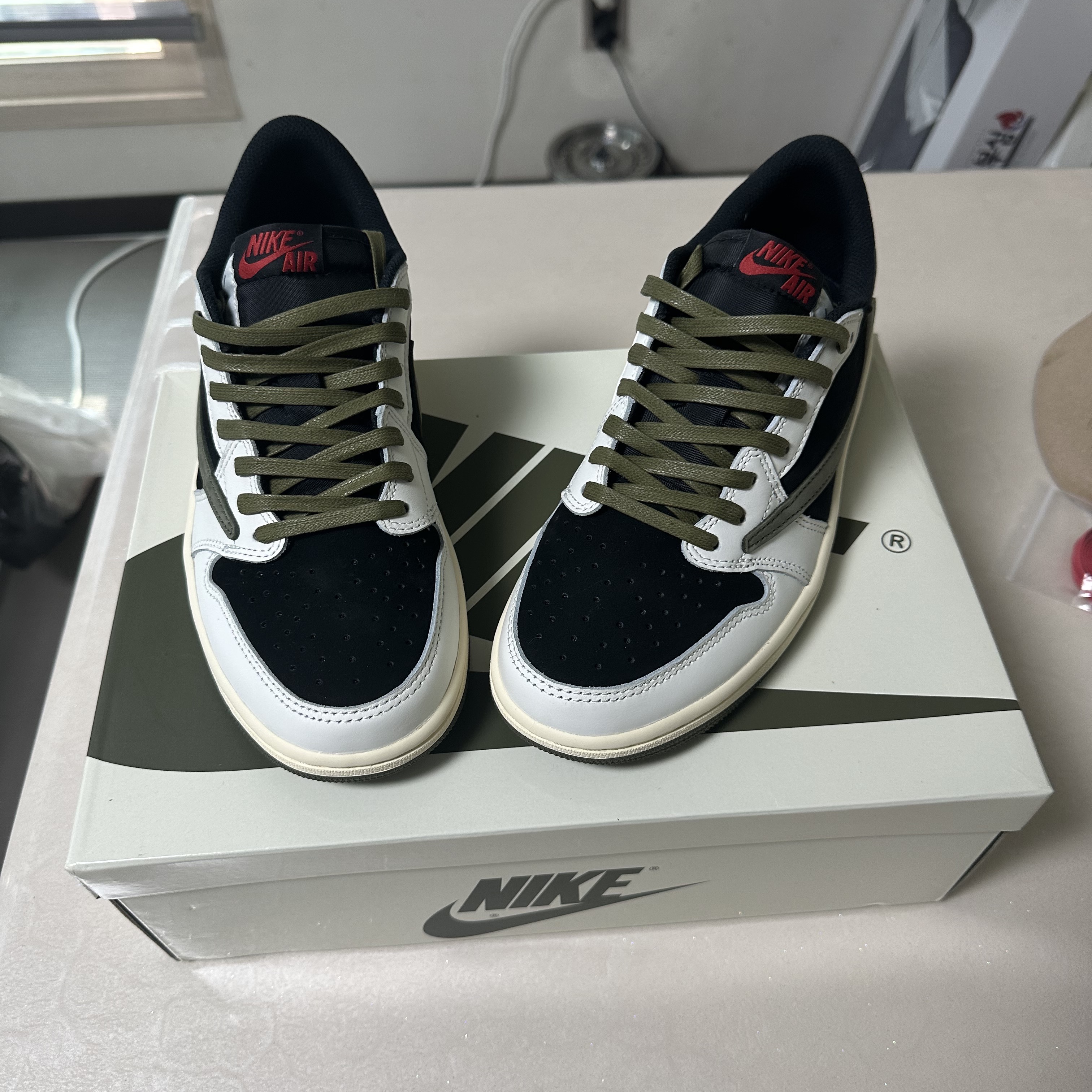 (W) Jordan 1 x Travis Scott Retro Low OG SP Medium Olive 착용 스타일 - 3