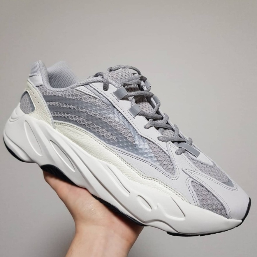 Adidas Yeezy Boost 700 V2 Static 2022 착용 스타일