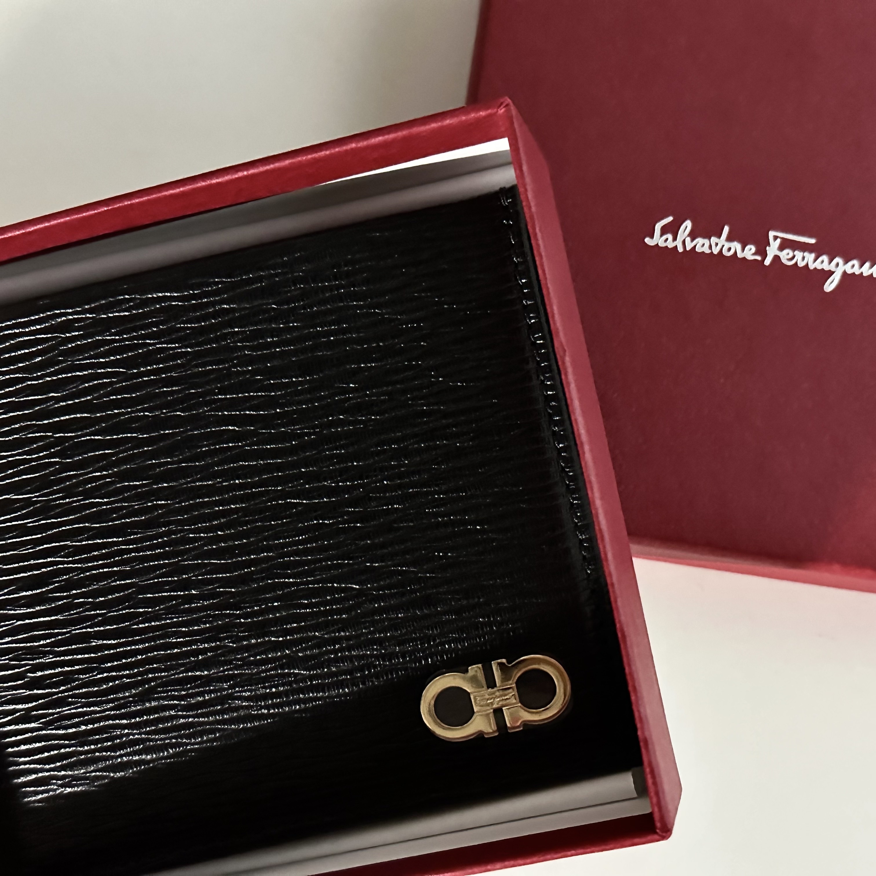 Ferragamo Gancini Wallet Black 착용 스타일