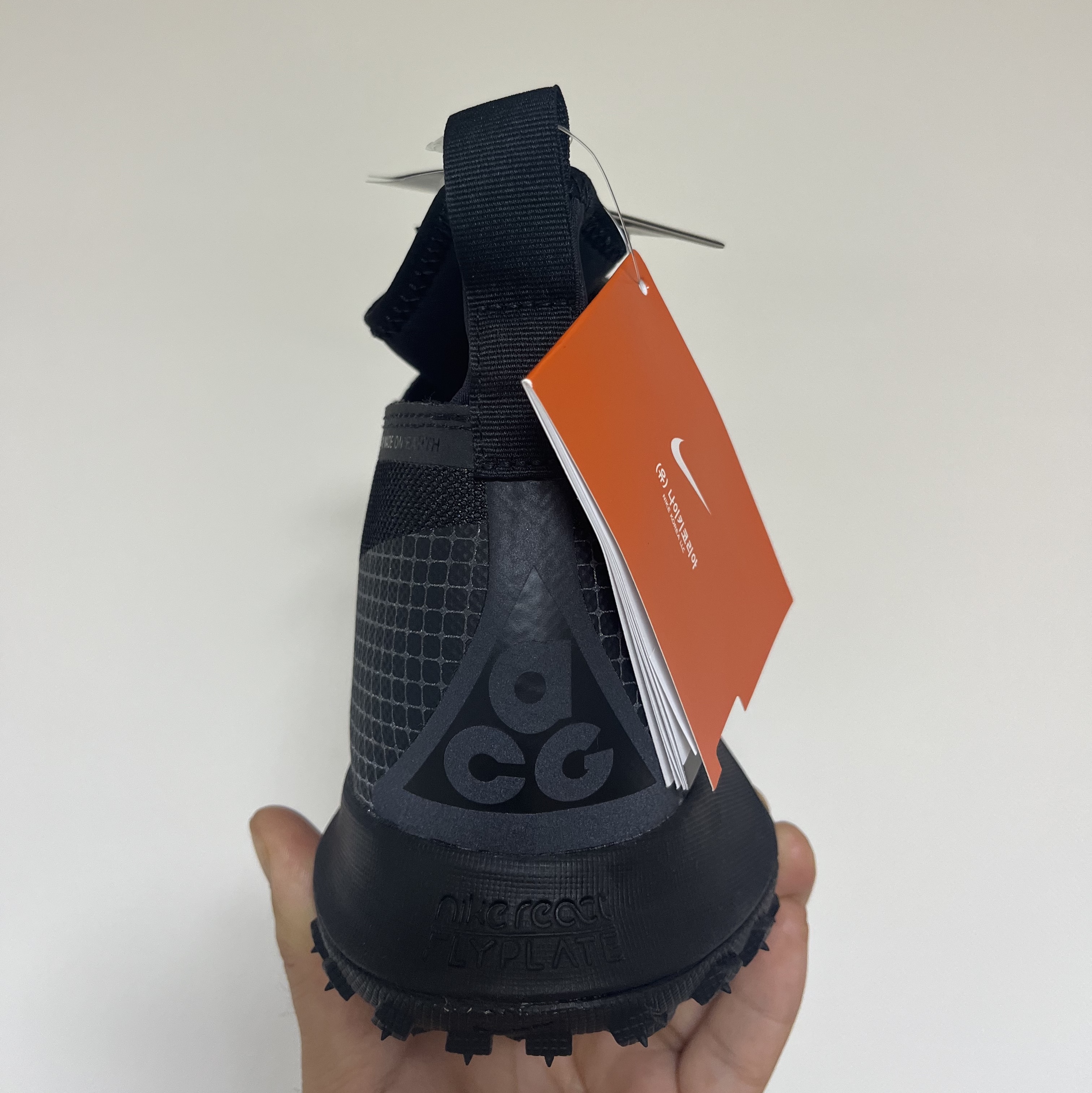 Nike ACG Mountain Fly Gore-Tex Black and Dark Grey 착용 스타일 - 3