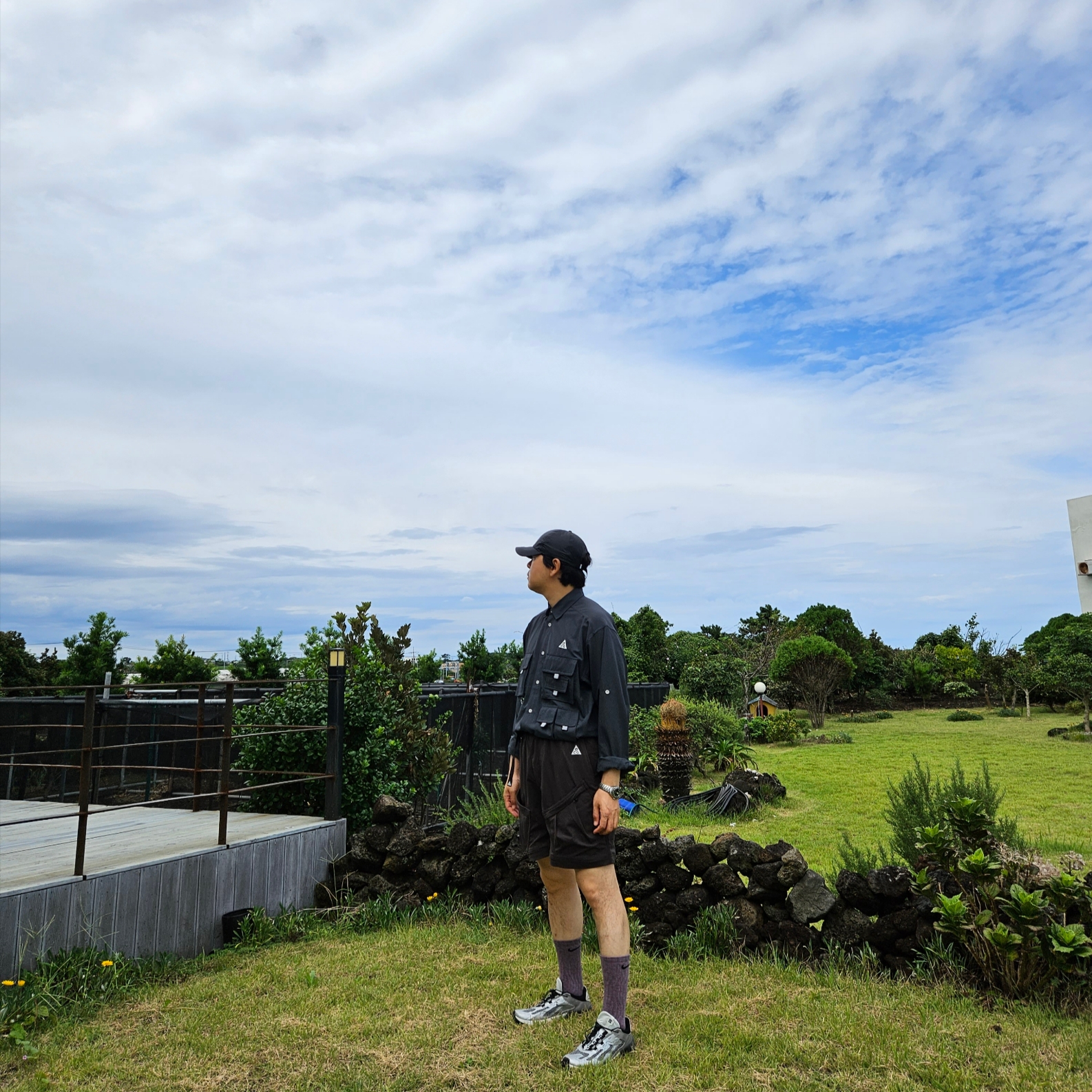 Nike ACG Smith Summit Cargo Pants Velvet Brown - Asia, Nike ACG Dri-Fit UV Devastation Trail Shirt Dark Smoke Grey - US/EU 착용 스타일 - 1