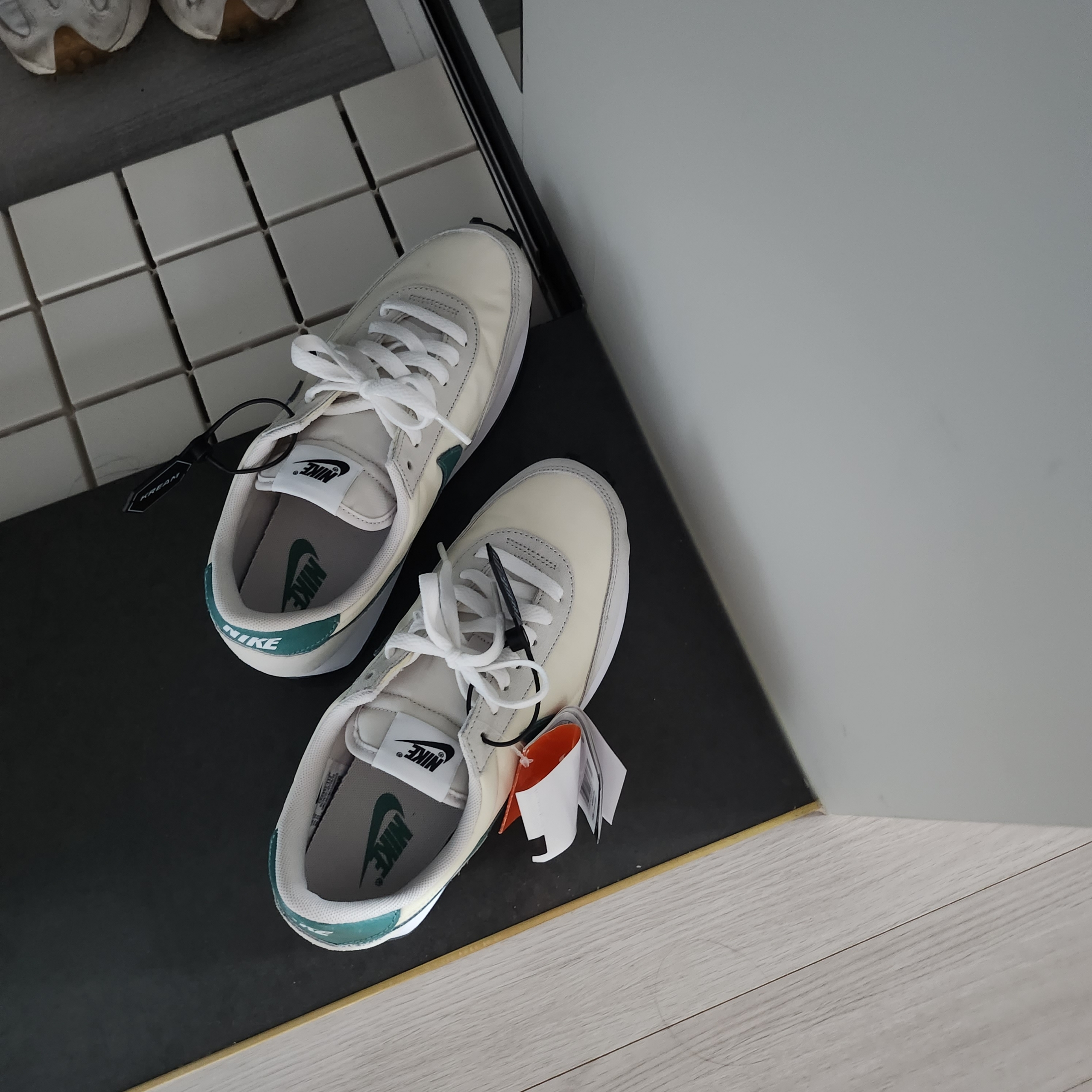 (W) Nike Daybreak Coconut Milk Green 착용 스타일