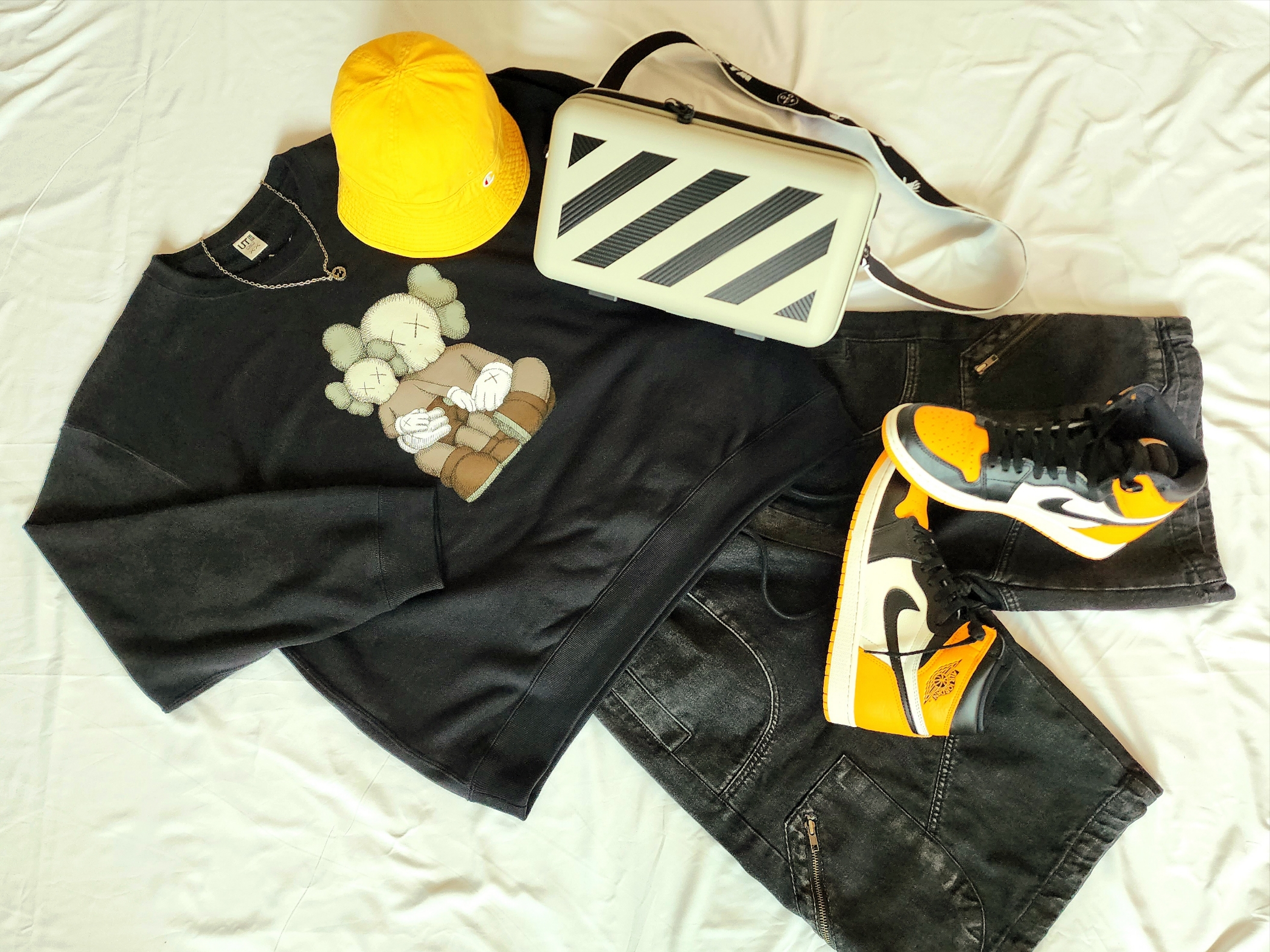 Uniqlo UT x Kaws Long Sleeve Sweatshirt Black, Off-White x Amore Pacific Protection Box (Without Cosmetics) 착용 스타일 - 1
