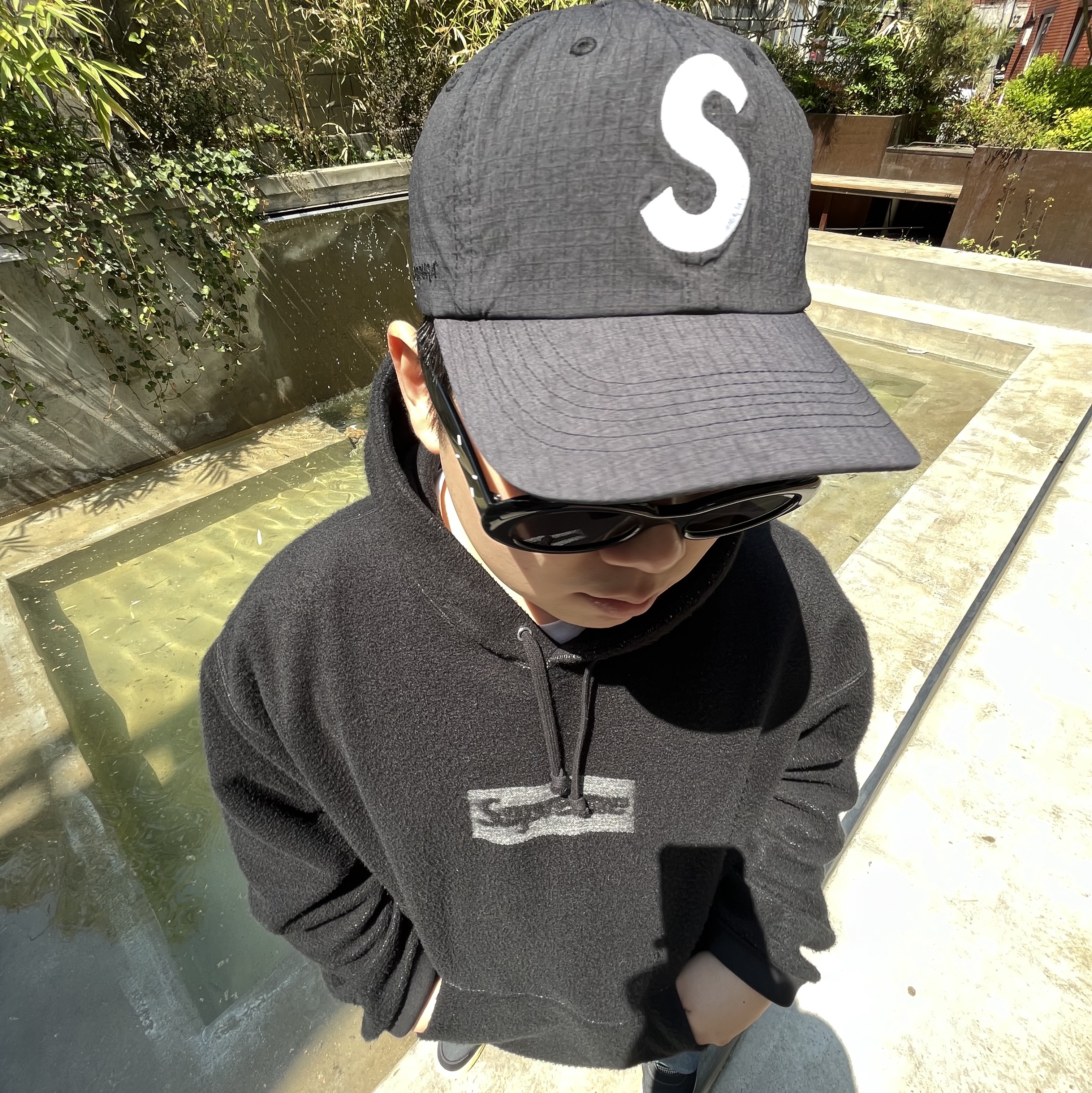 Supreme Inside Out Box Logo Hooded Sweatshirt Black - 23SS, Supreme Cordura Ripstop S Logo 6-Panel Black - 23SS 착용 스타일 - 1