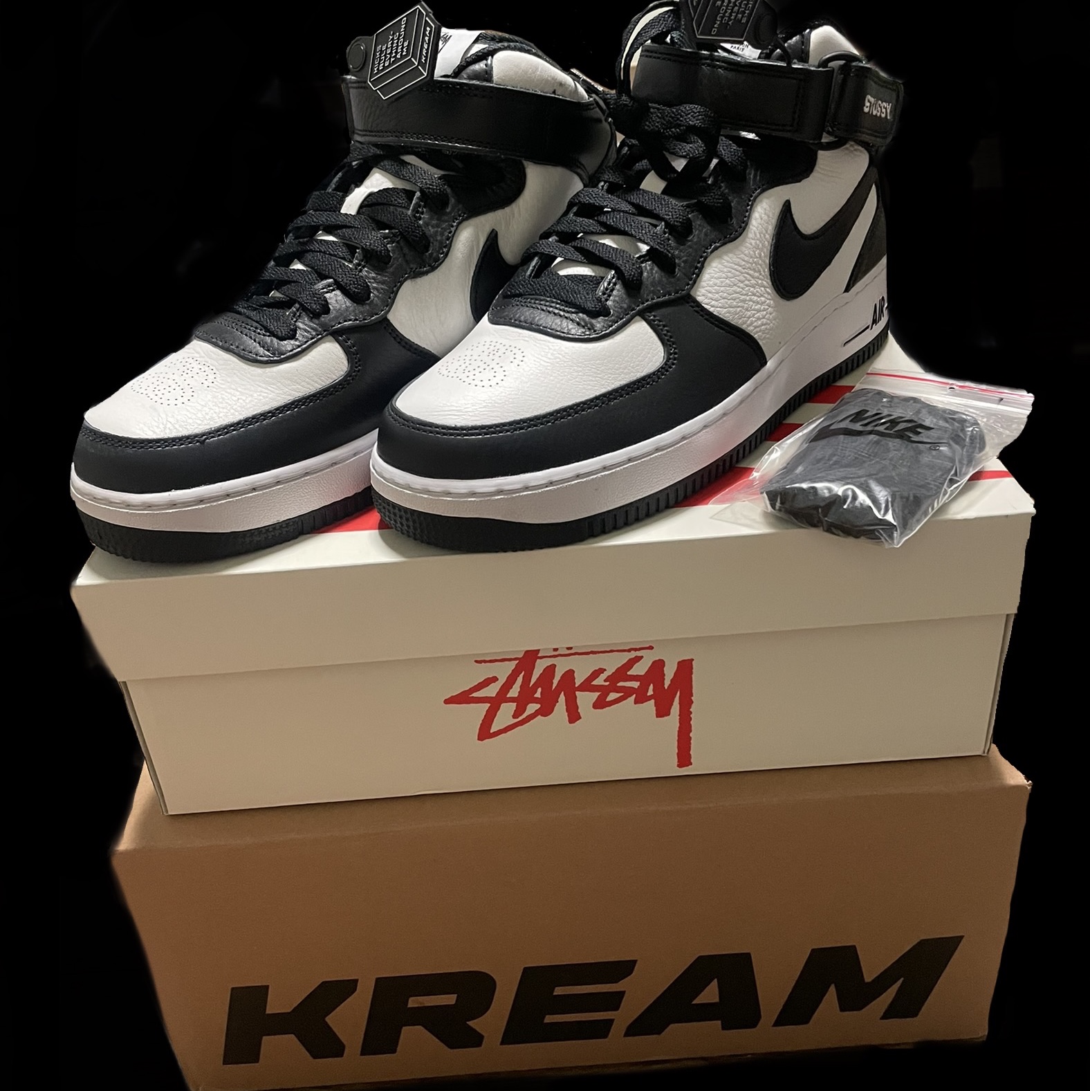 Nike x Stussy Air Force 1 '07 Mid SP Black and Light Bone 착용 스타일
