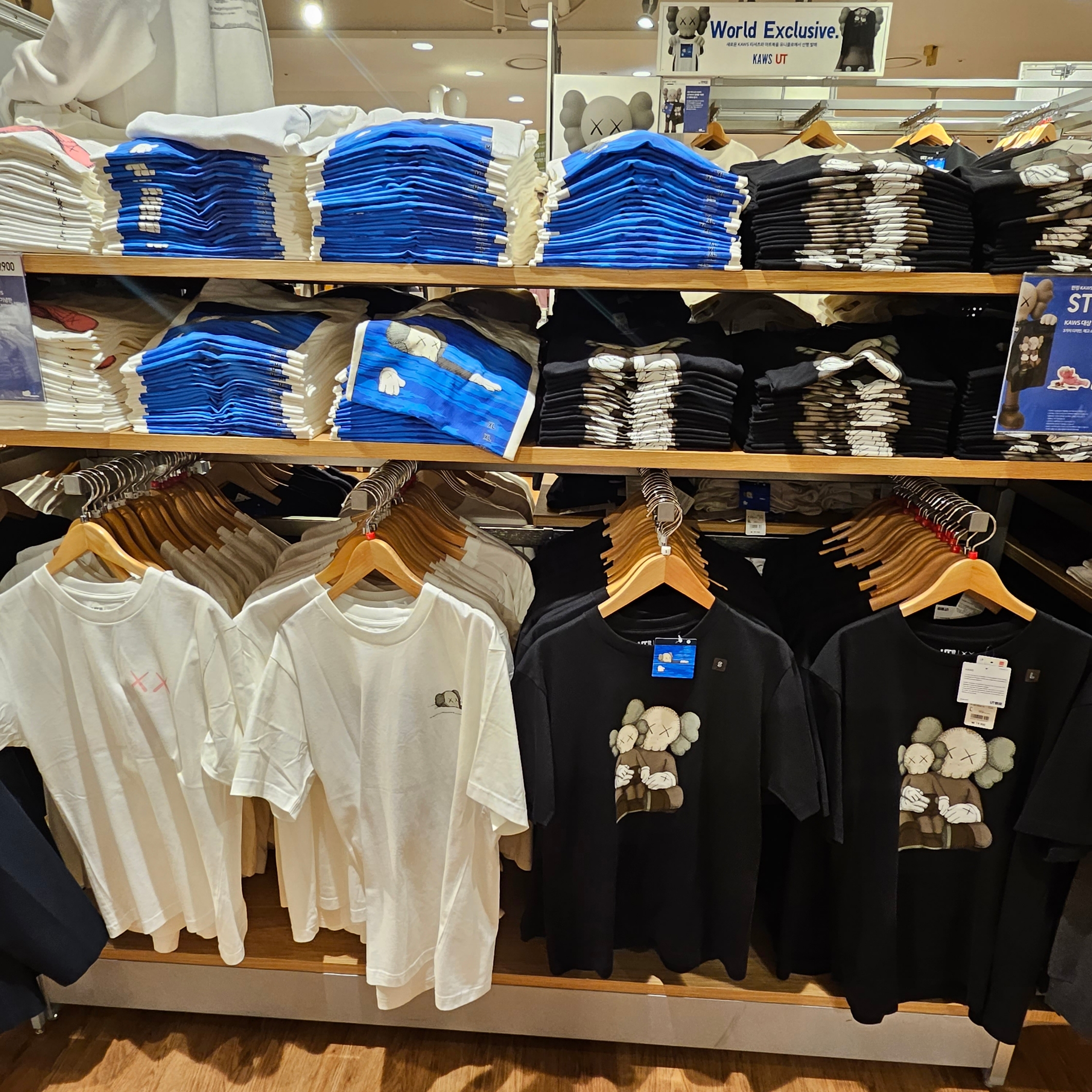Uniqlo UT x Kaws Short Sleeve Graphic T-Shirt Black, Uniqlo UT x Kaws Short Sleeve Graphic T-Shirt White 착용 스타일