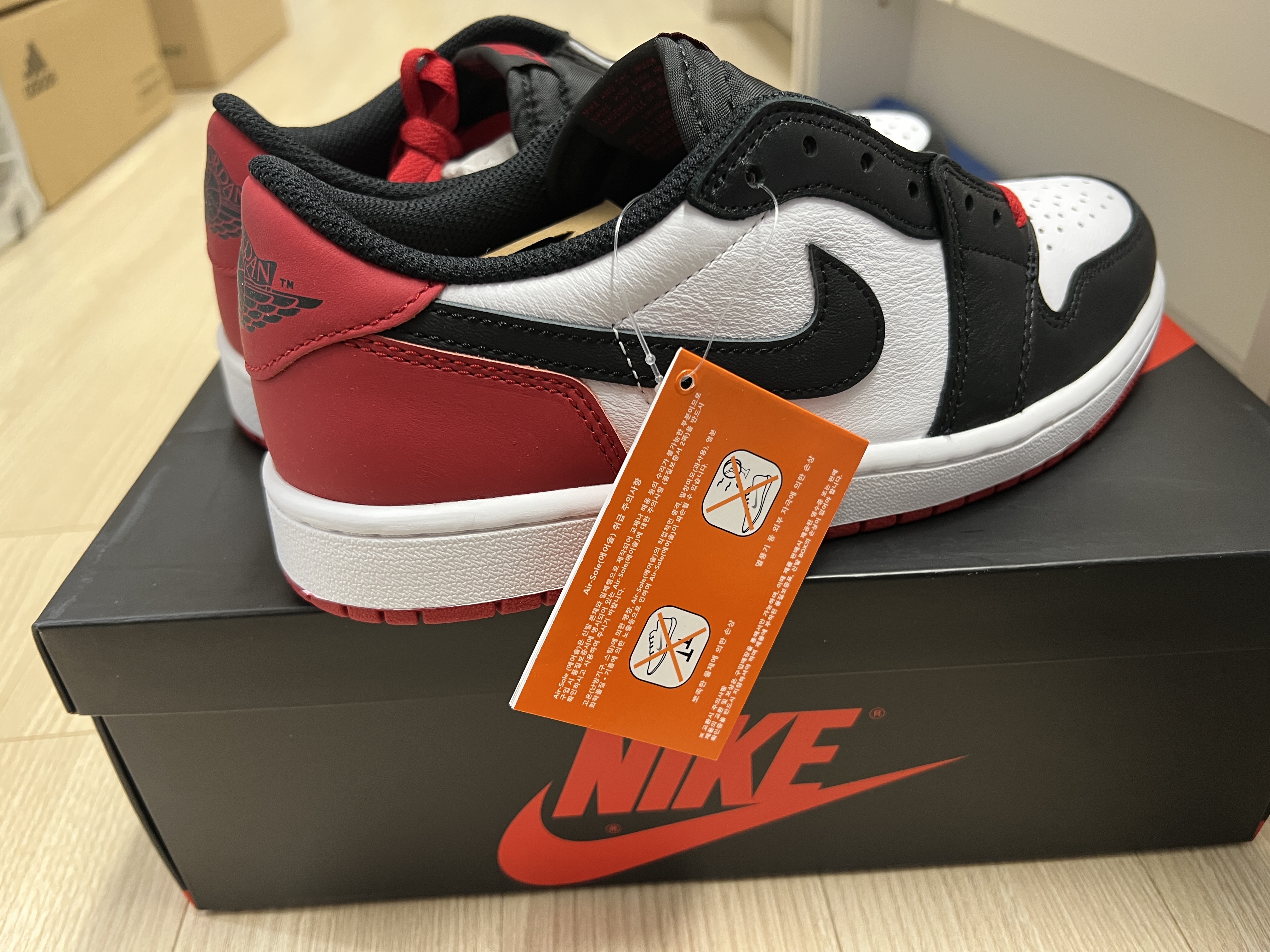 Jordan 1 Retro Low OG Black Toe 착용 스타일 - 3