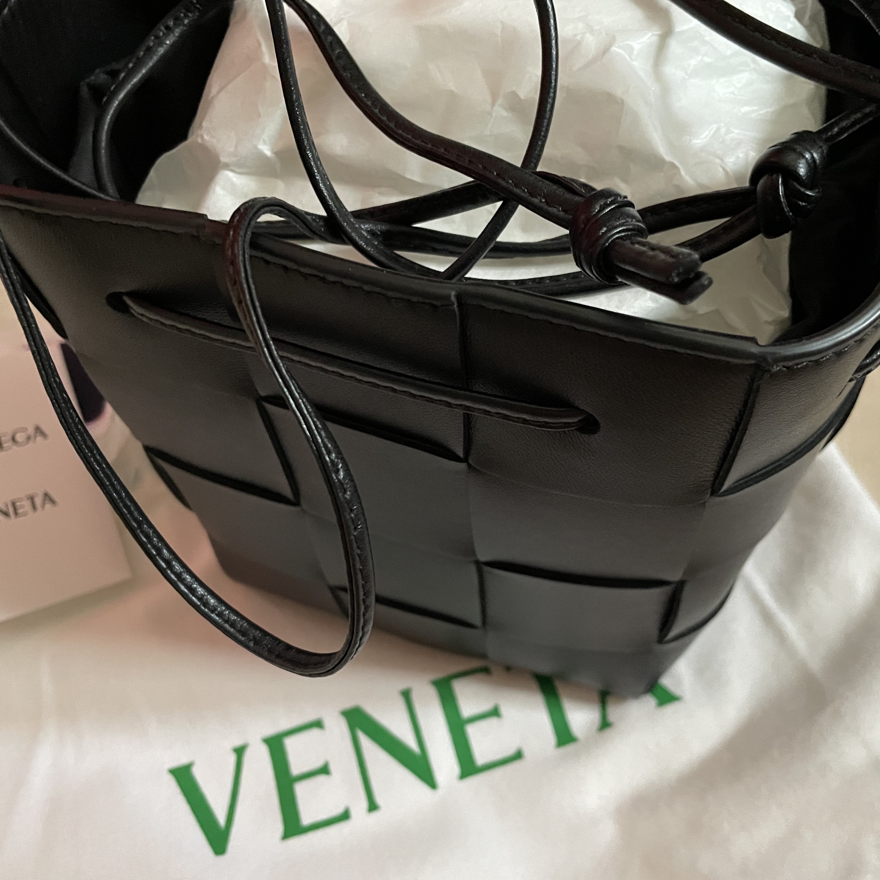 Bottega Veneta Small Leather Cassette Bucket Bag Black 착용 스타일 - 2