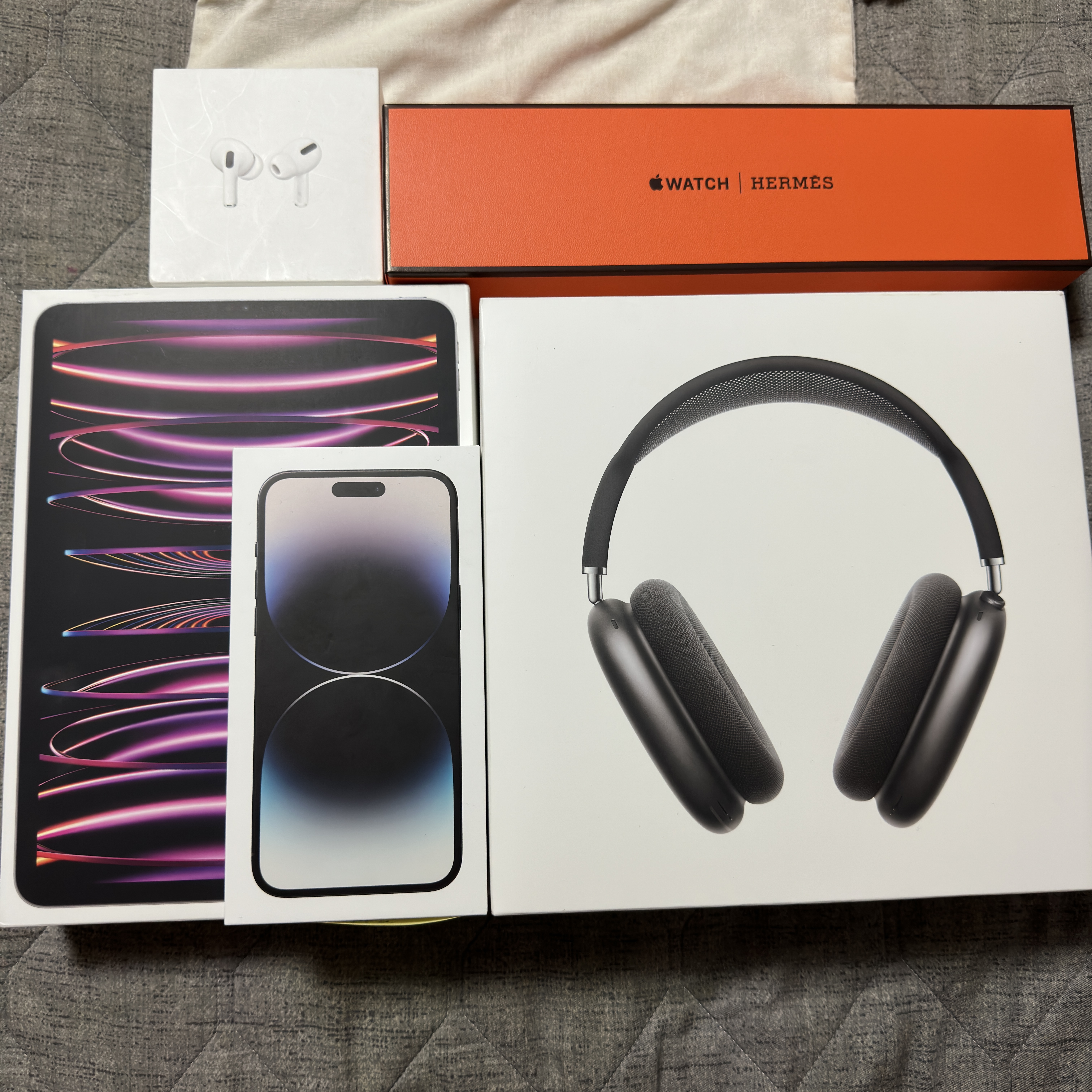 Apple AirPods Max Lightning Space Gray (Korean Ver.), Apple iPhone 14 Pro Max 256GB Space Black (Korean Ver.) 착용 스타일 - 1