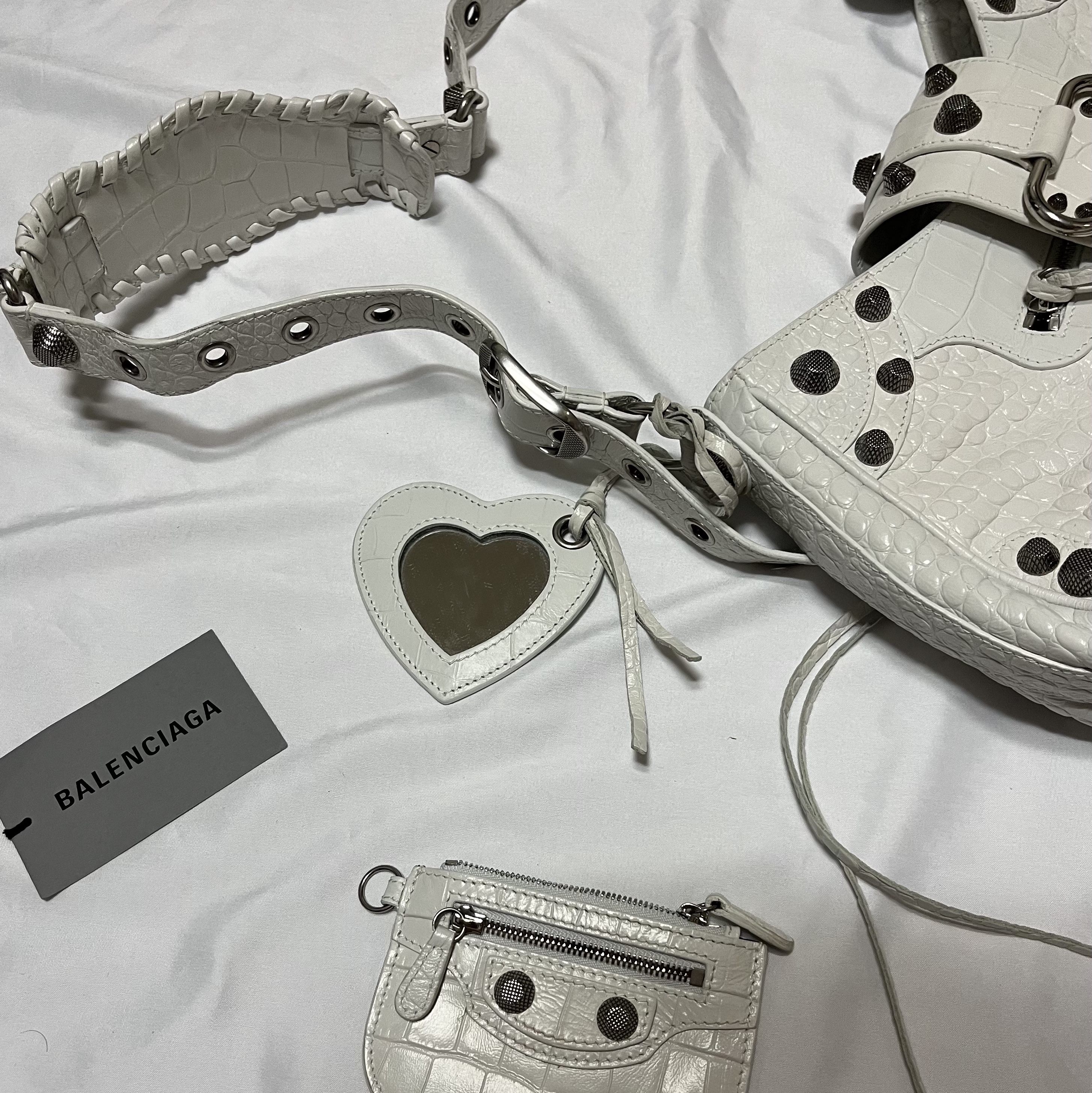 Balenciaga Le Cagole Mini Multipouch Crocodile Embossed White, Balenciaga Le Cagole XS Shoulder Bag Dirty Effect Optic White 착용 스타일 - 1