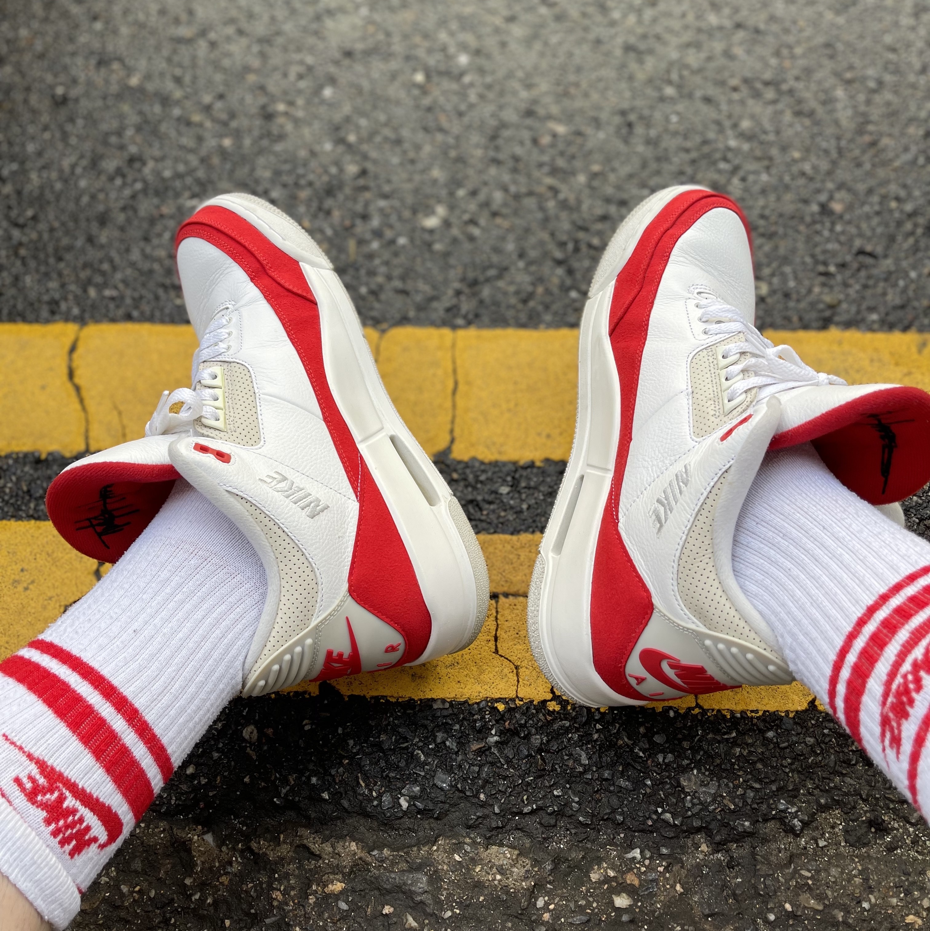 Jordan 3 Retro Tinker White University Red 착용 스타일 - 2