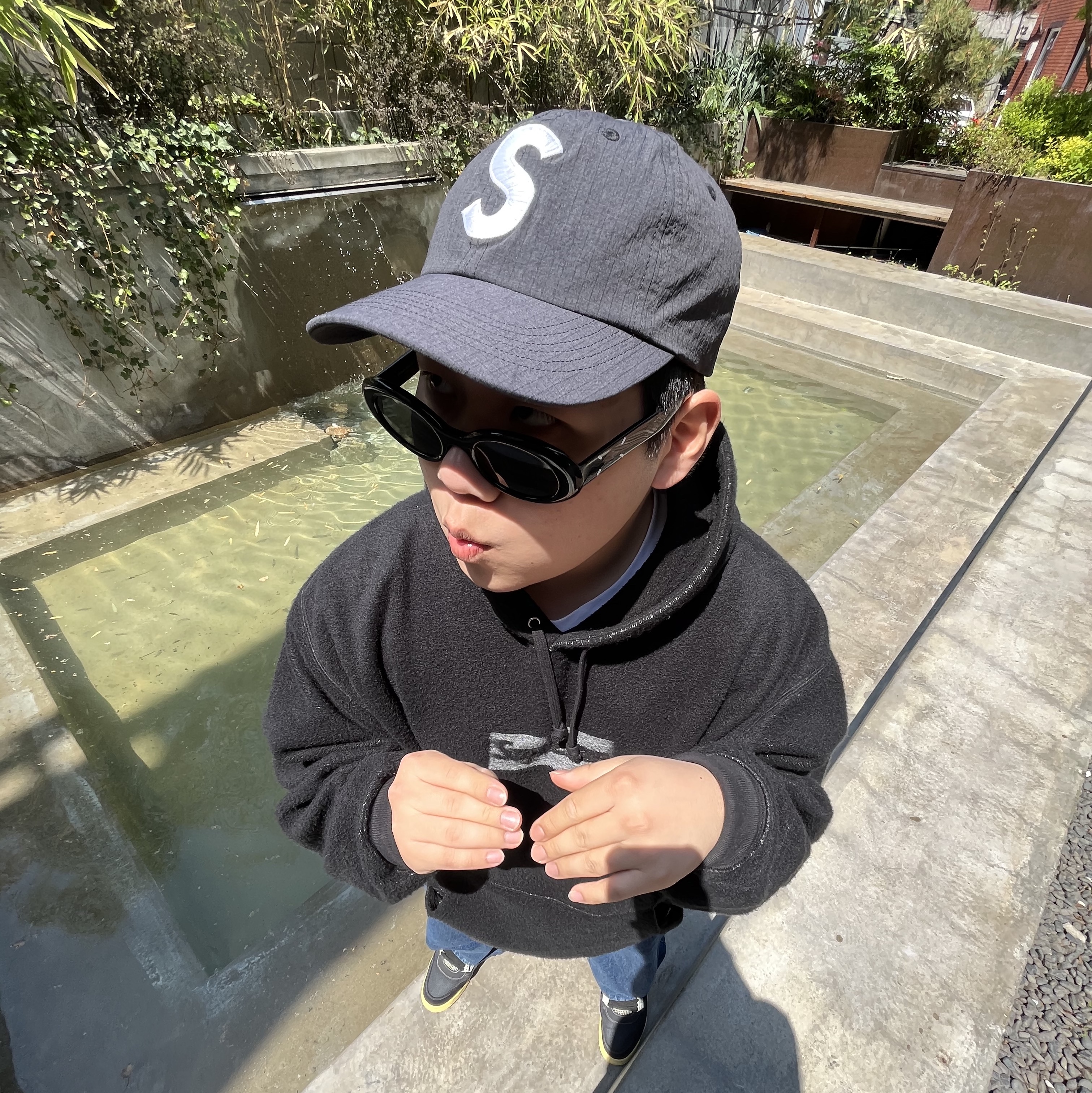Supreme Inside Out Box Logo Hooded Sweatshirt Black - 23SS, Supreme Cordura Ripstop S Logo 6-Panel Black - 23SS 착용 스타일 - 3