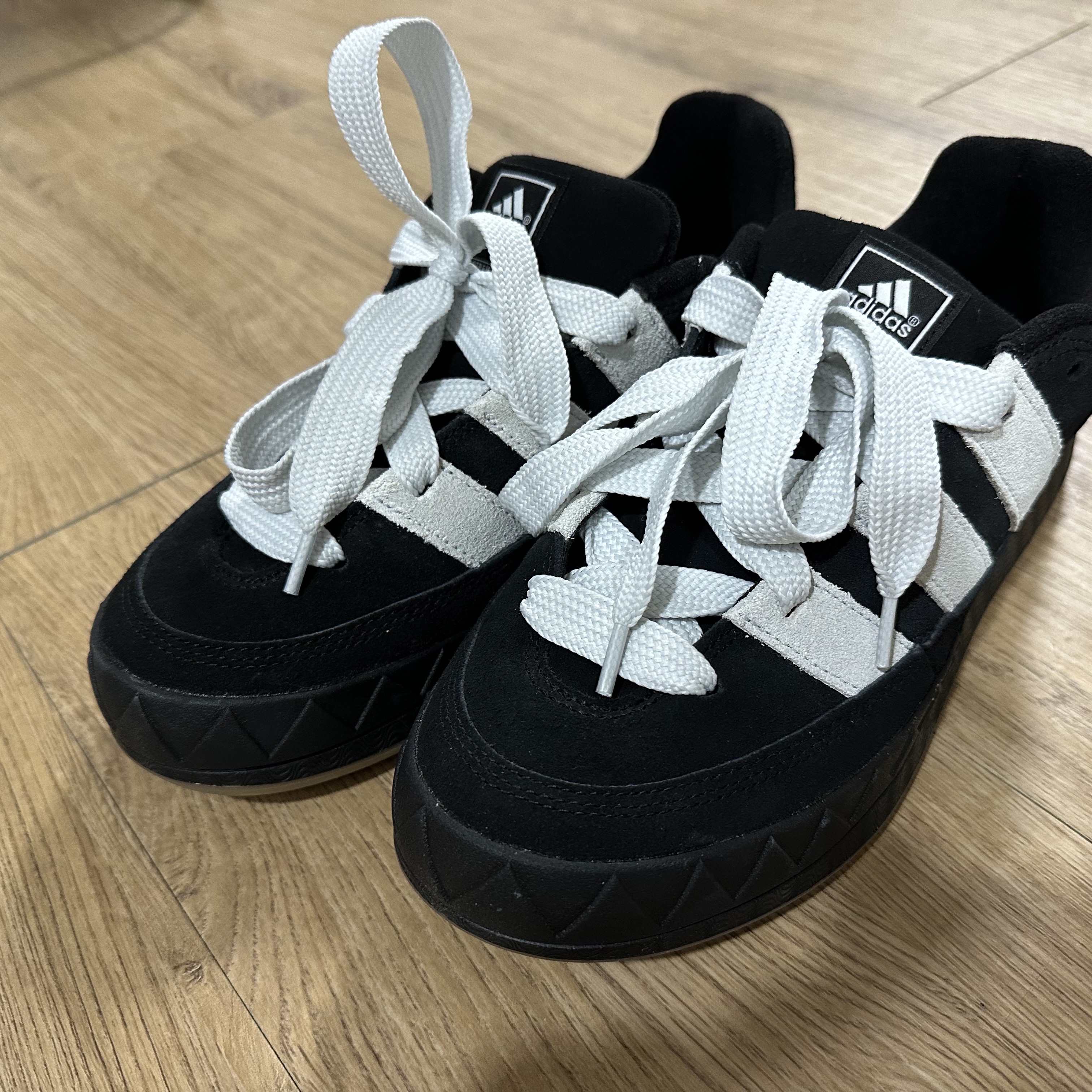 Adidas Adimatic Core Black Crystal White 착용 스타일