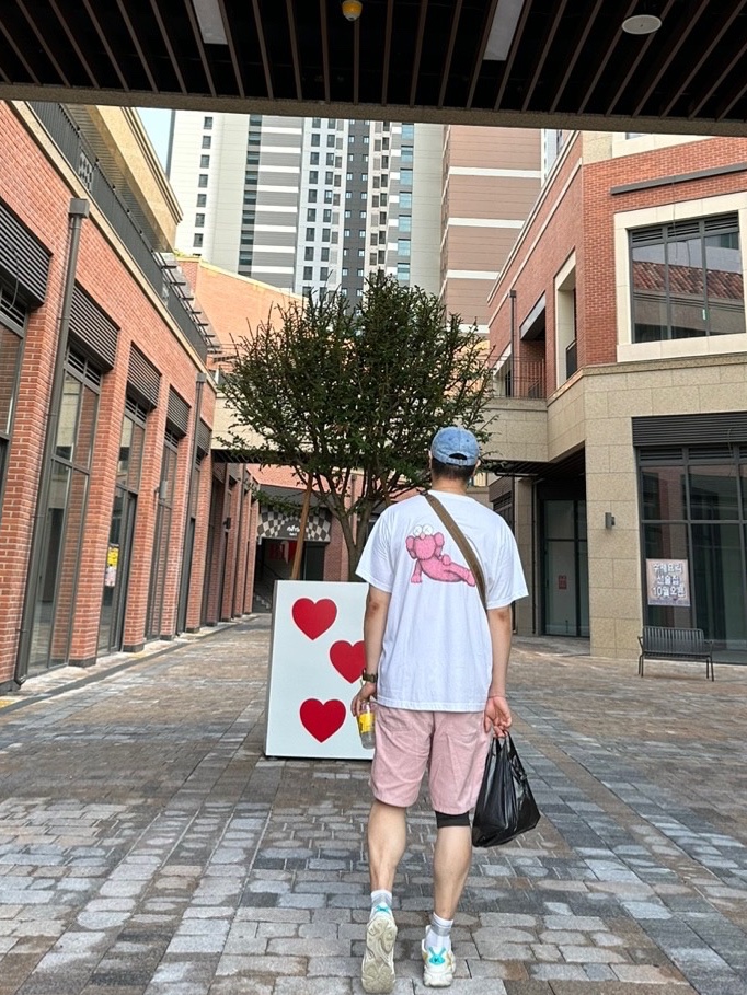 Uniqlo UT x Kaws Short Sleeve Graphic T-Shirt White 착용 스타일