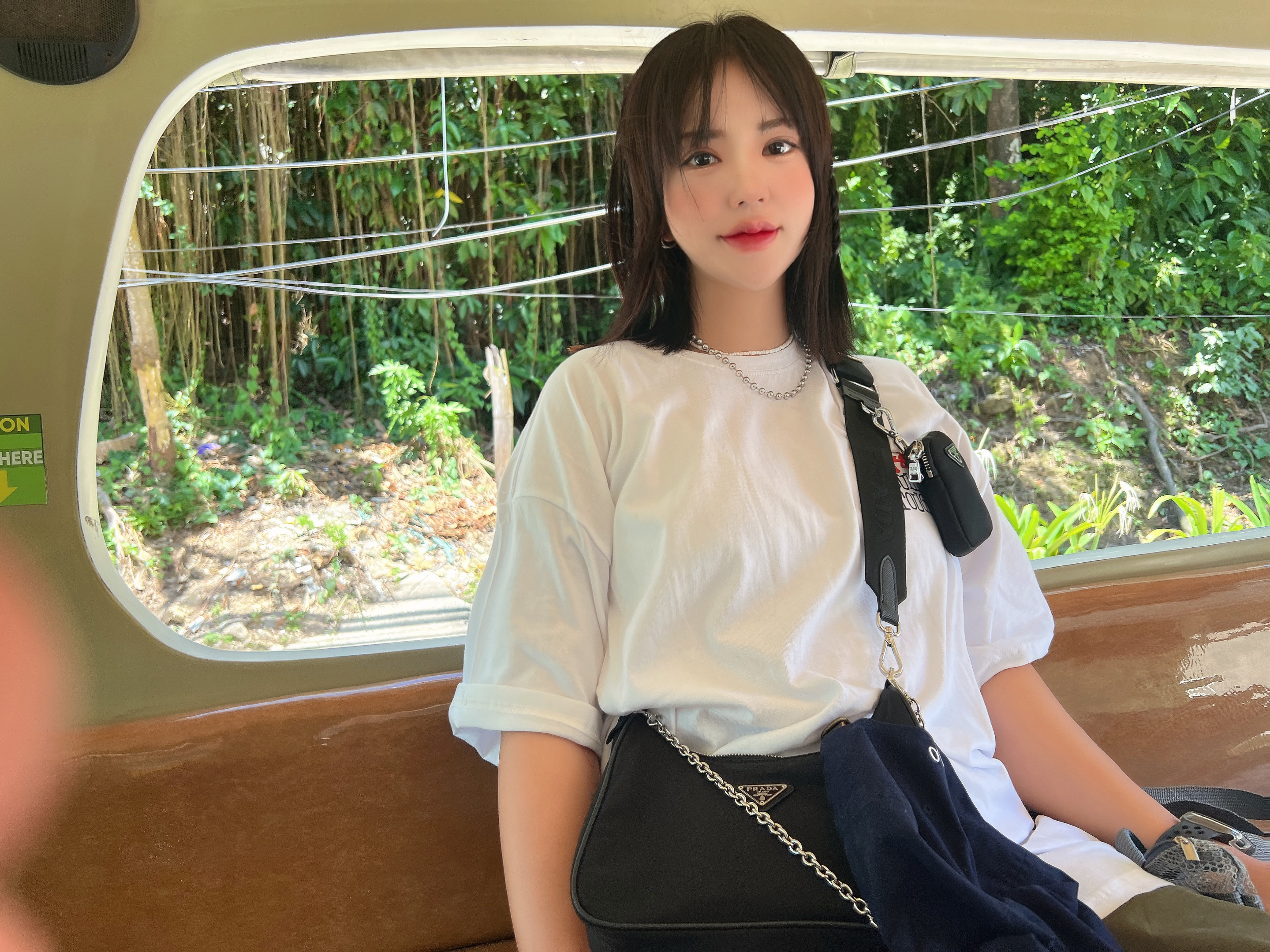Stussy Built Tough T-Shirt White, Prada Re-Edition 2005 Re-Nylon Shoulder Bag Black 착용 스타일 - 2