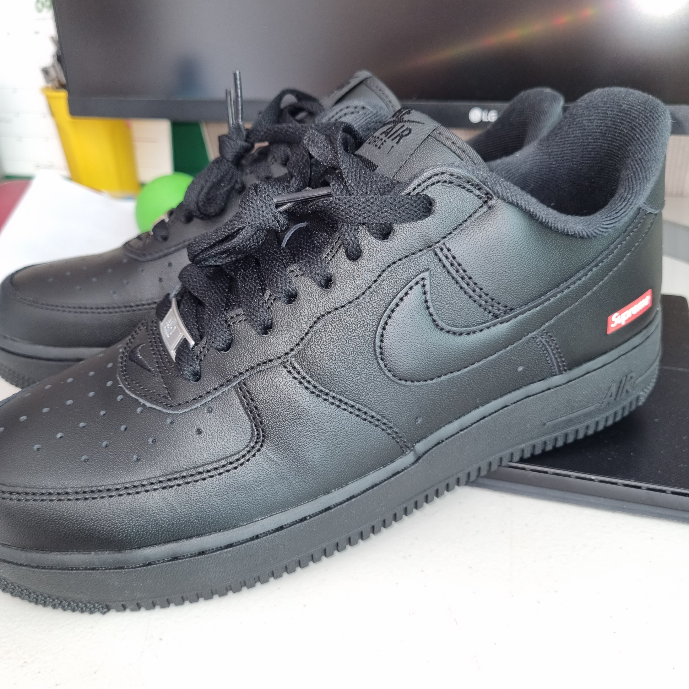Nike x Supreme Air Force 1 Low Black 착용 스타일 - 2