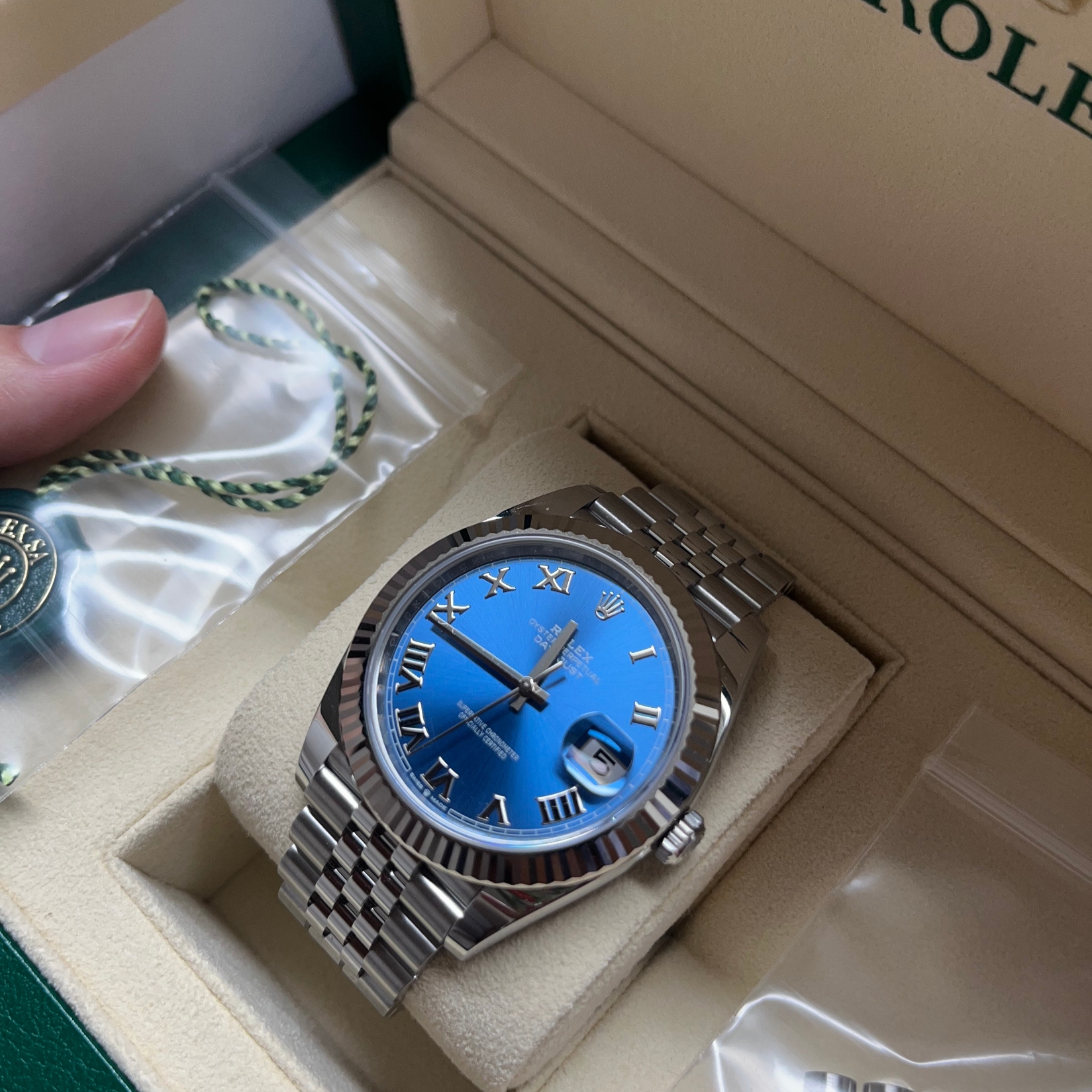 Rolex Datejust 41mm 126334 Azzuro Blue Roman Jubilee 착용 스타일