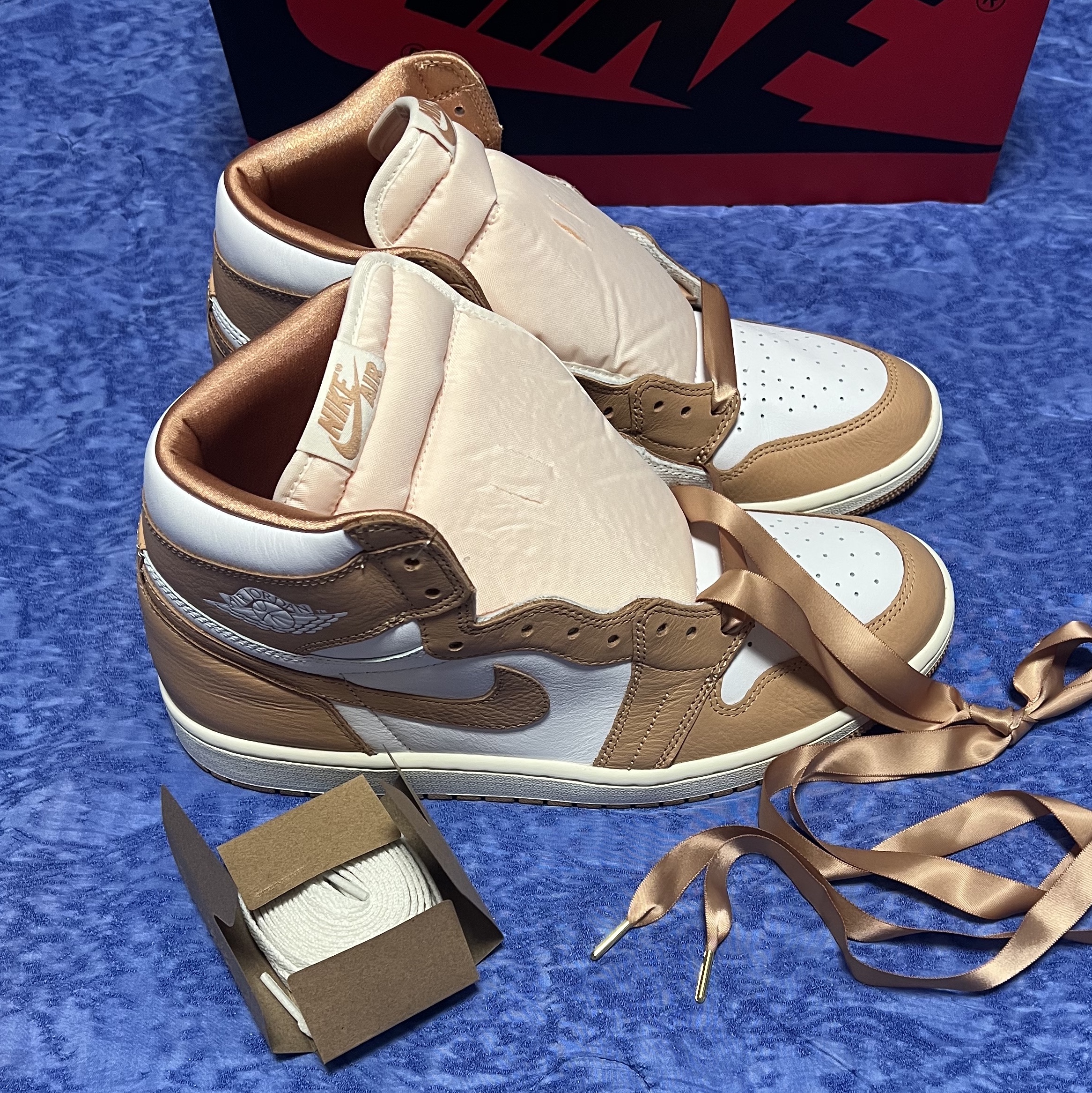 (W) Jordan 1 Retro High OG Praline, Jordan 1 Retro High OG University Gold Light Bordeaux 착용 스타일 - 1