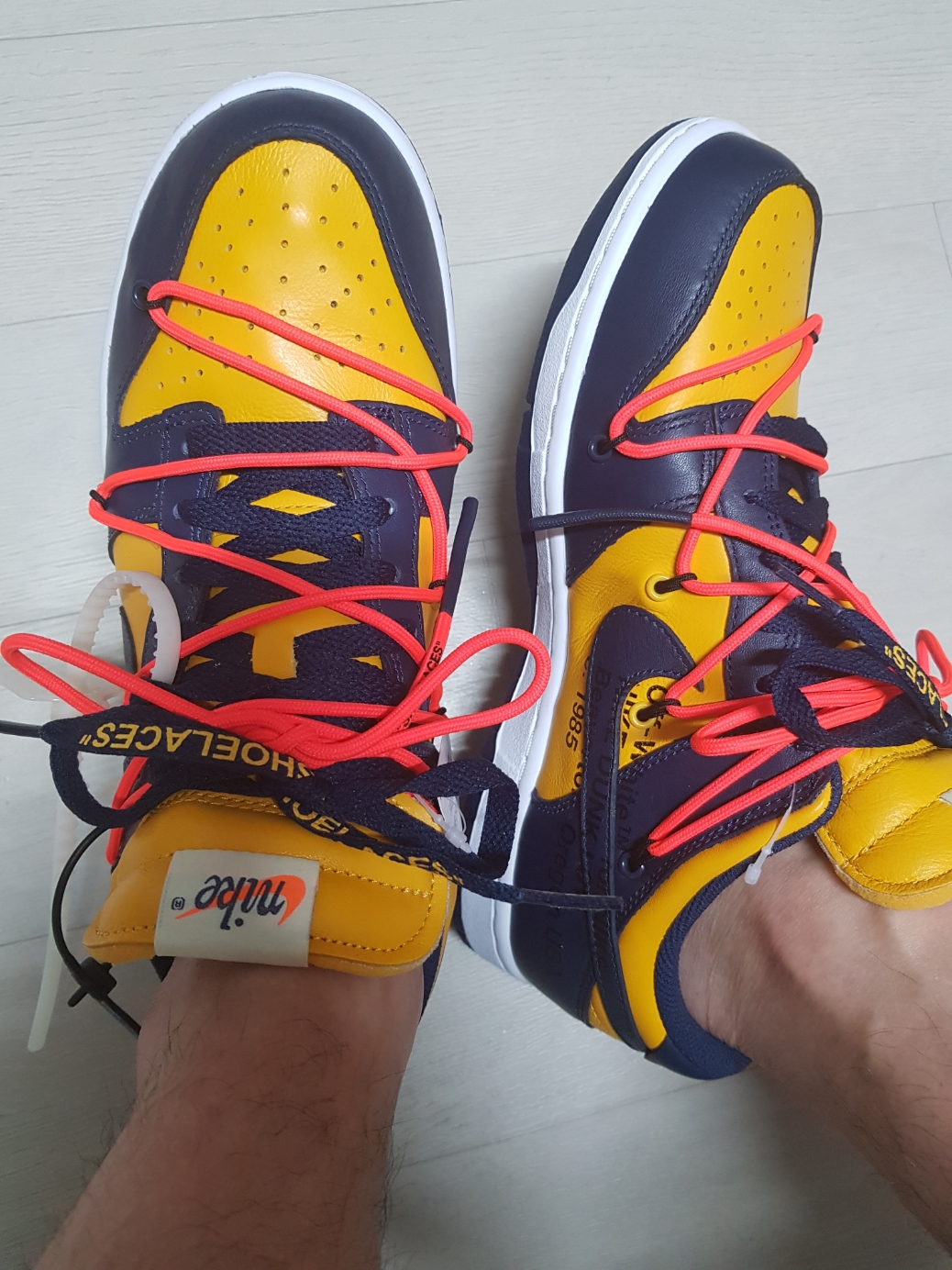 Nike x Off-White Dunk Low University Gold Midnight Navy 착용 스타일