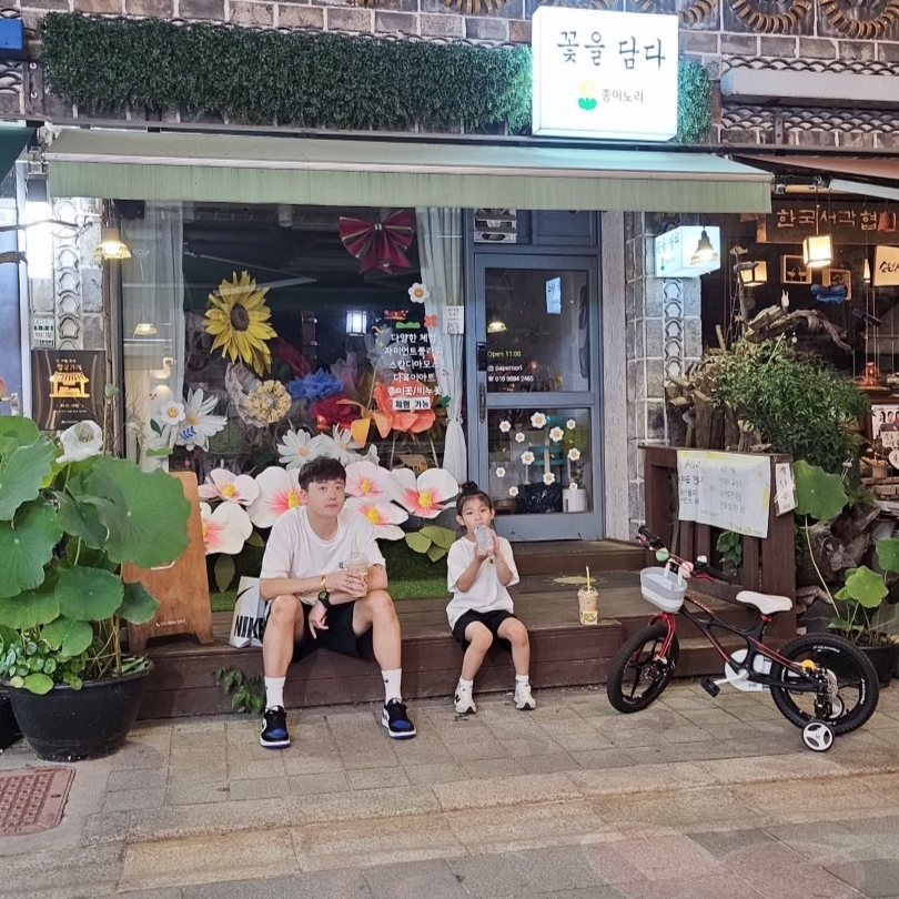 Uniqlo UT x Kaws Short Sleeve Graphic T-Shirt White, Uniqlo UT x Kaws Short Sleeve Graphic T-Shirt White 착용 스타일 - 3