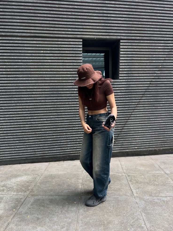 Jacquemus Le Bob Gadjo Bow Bucket Hat Pink, Jacquemus Le Bob Gadjo Bow Bucket Hat Dark Brown 착용 스타일 - 3