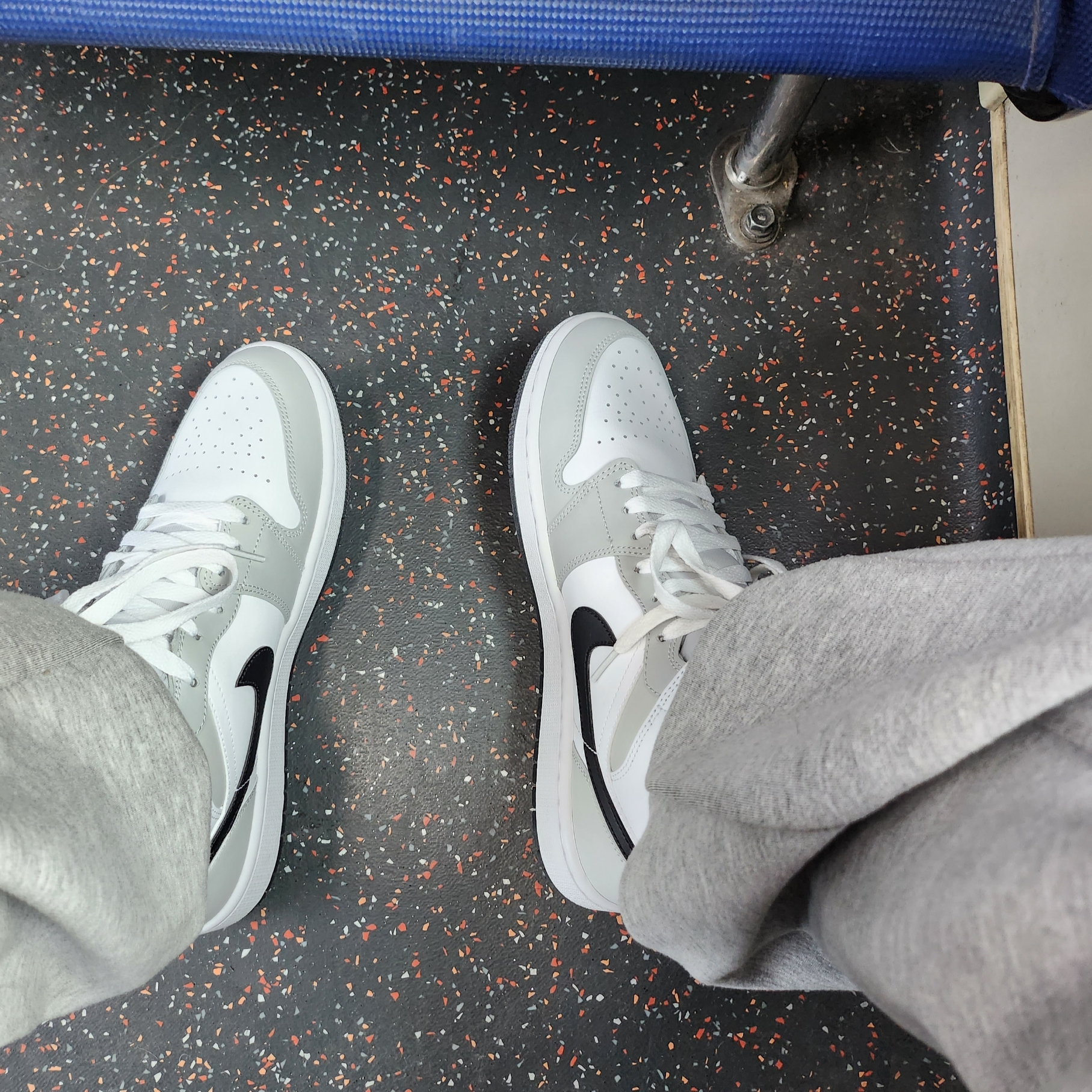 (W) Jordan 1 Mid Grey Fog 착용 스타일