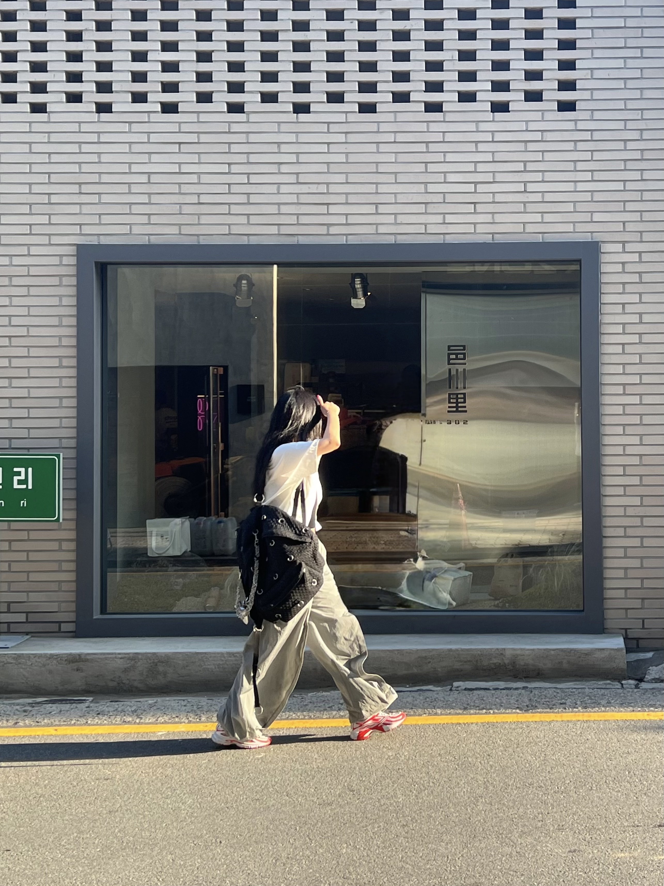 Y/Project Banana Parachute Pants Grey, Reebok x Kanghyuk Premier Road Modern White Red  착용 스타일 - 1