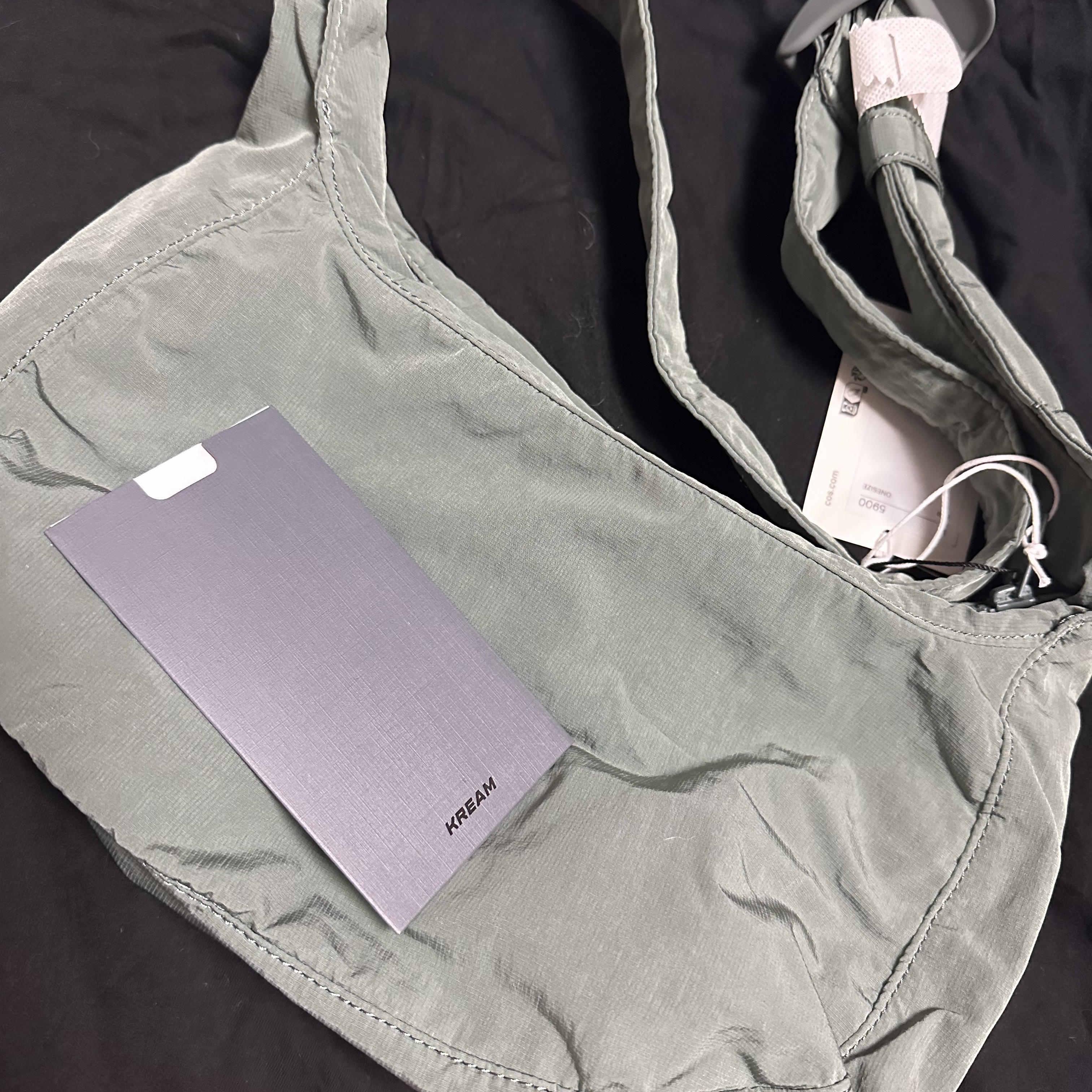 COS Nylon Crossbody Saddle Bag Dark Green 착용 스타일
