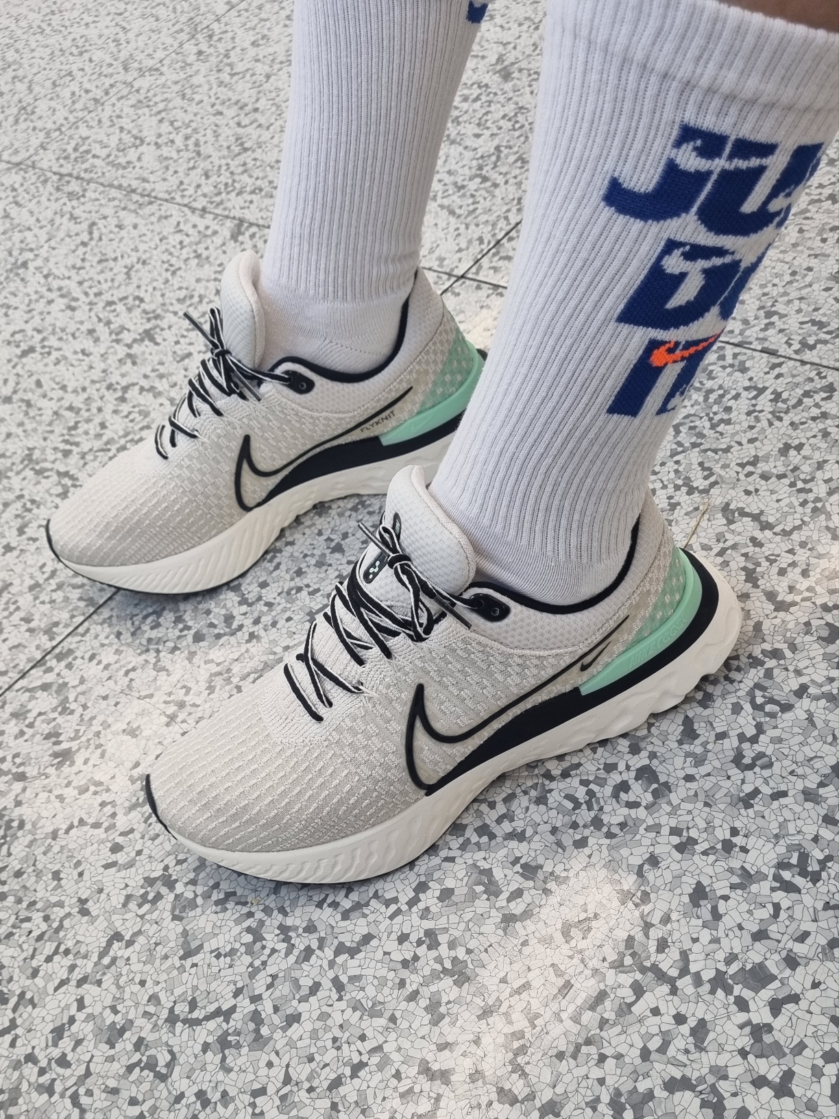 Nike React Infinity Run Flyknit 3 Phantom Light Bone, Nike Everyday Plus Cushioned Crew Socks Multicolor (3 Pack/Korean Ver.) 착용 스타일