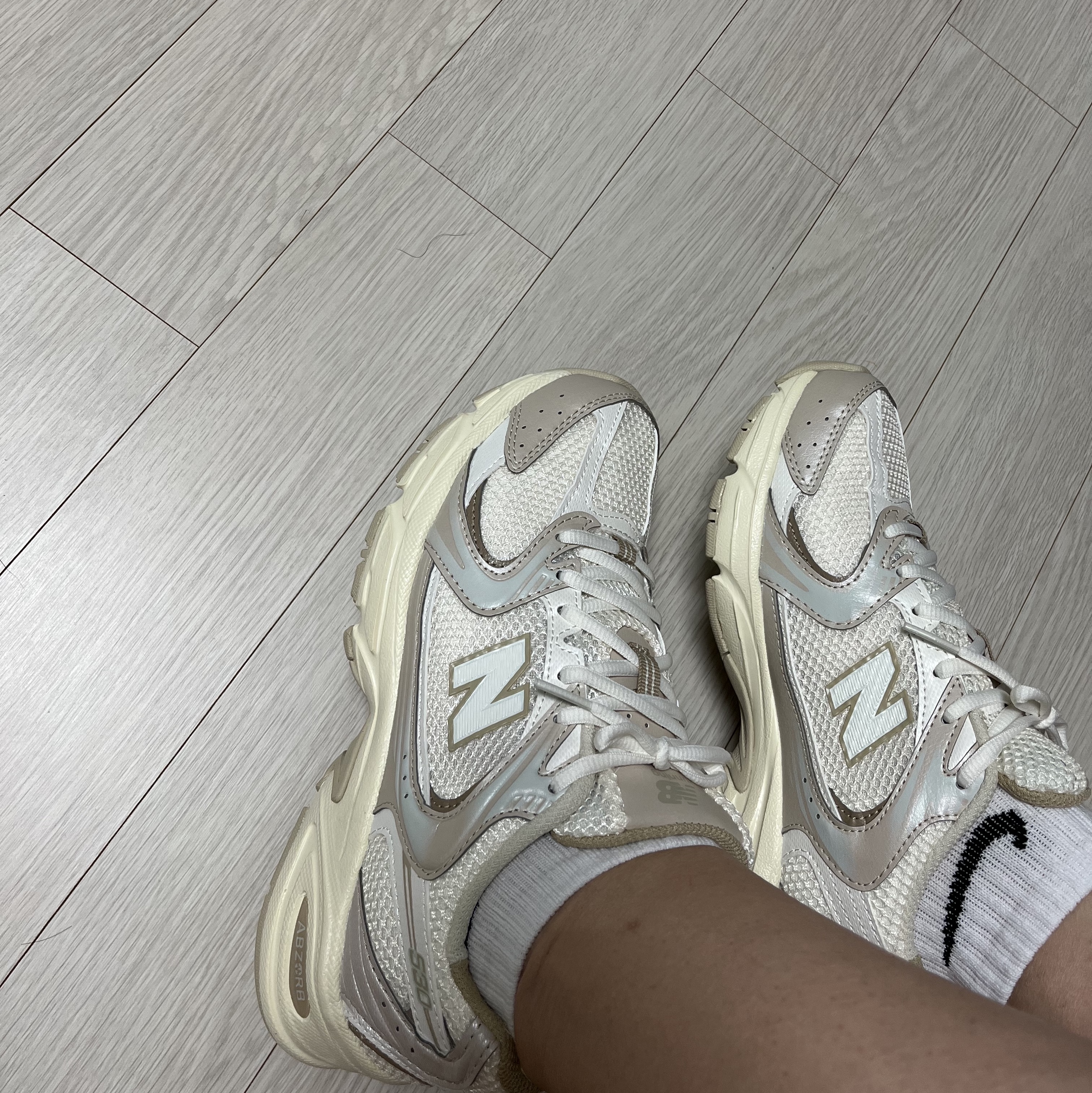 New Balance 530 Beige Angora 착용 스타일 - 5