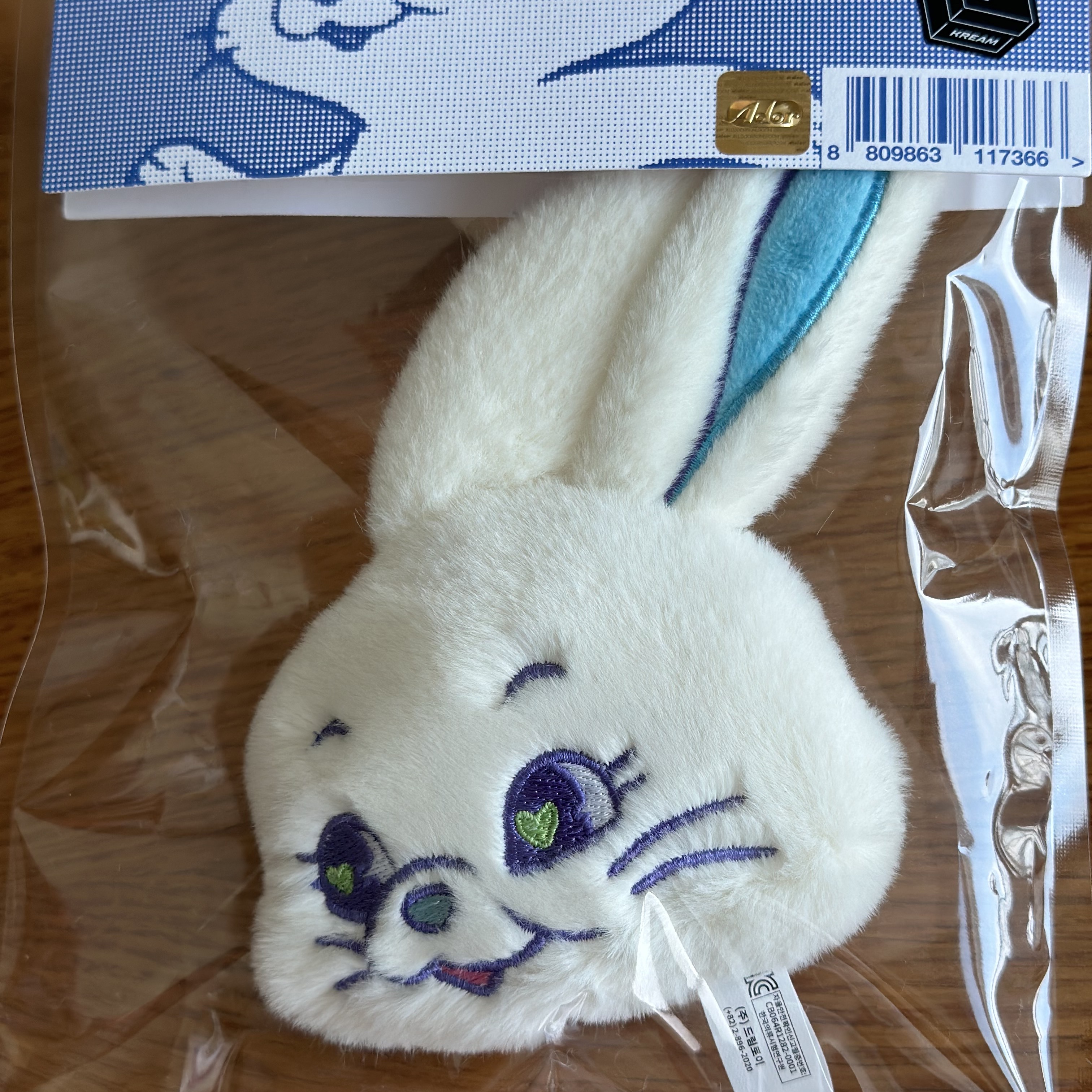 NewJeans Tokki Merchandise Fluffy Keyring White 착용 스타일 - 1