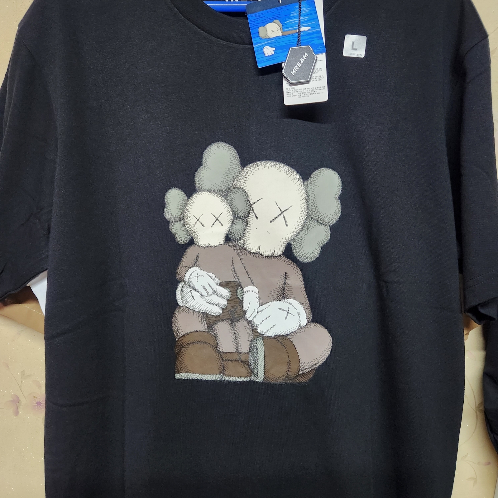 Uniqlo UT x Kaws Short Sleeve Graphic T-Shirt Black 착용 스타일 - 1