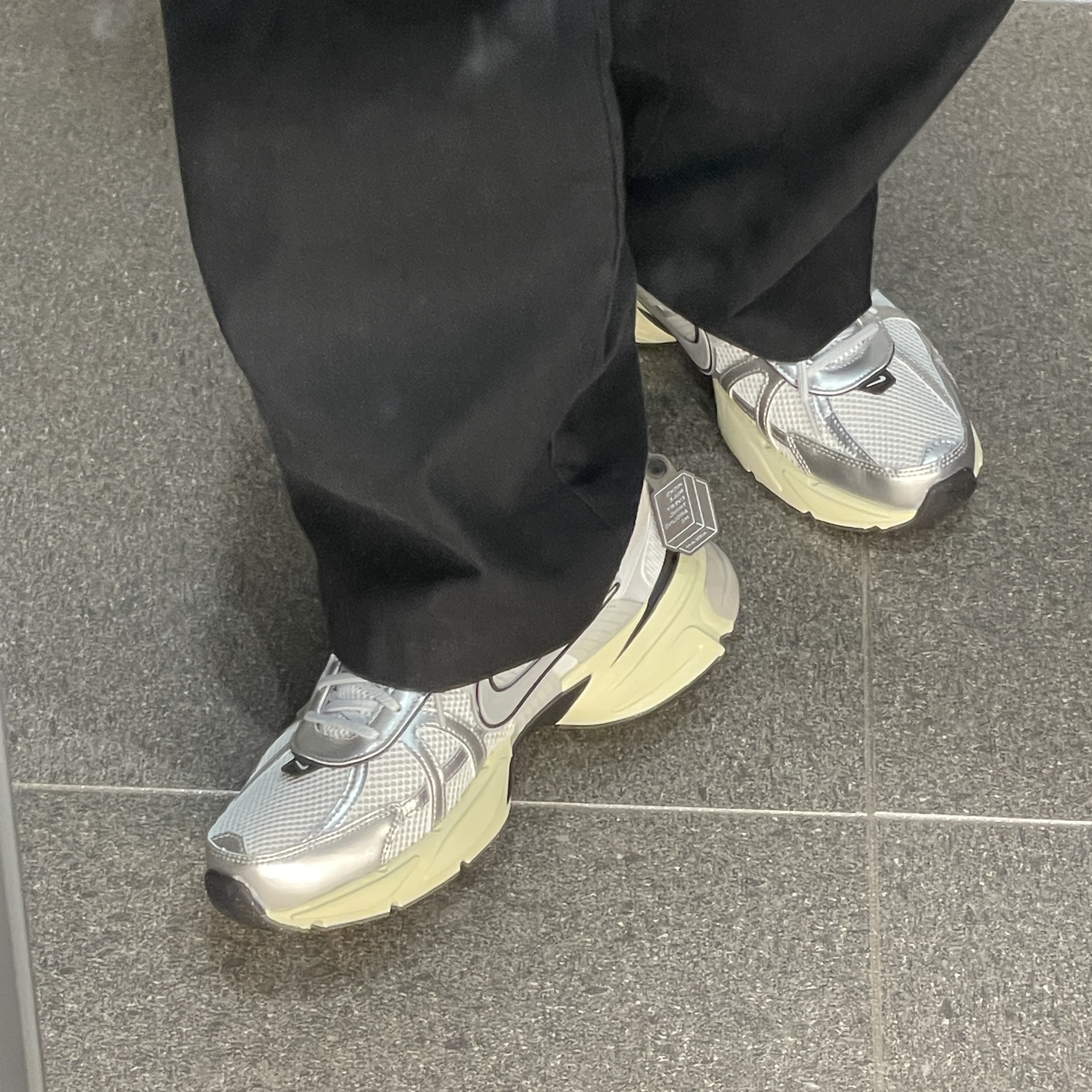 Nike V2K Run Summit White Metallic Silver 착용 스타일 - 2