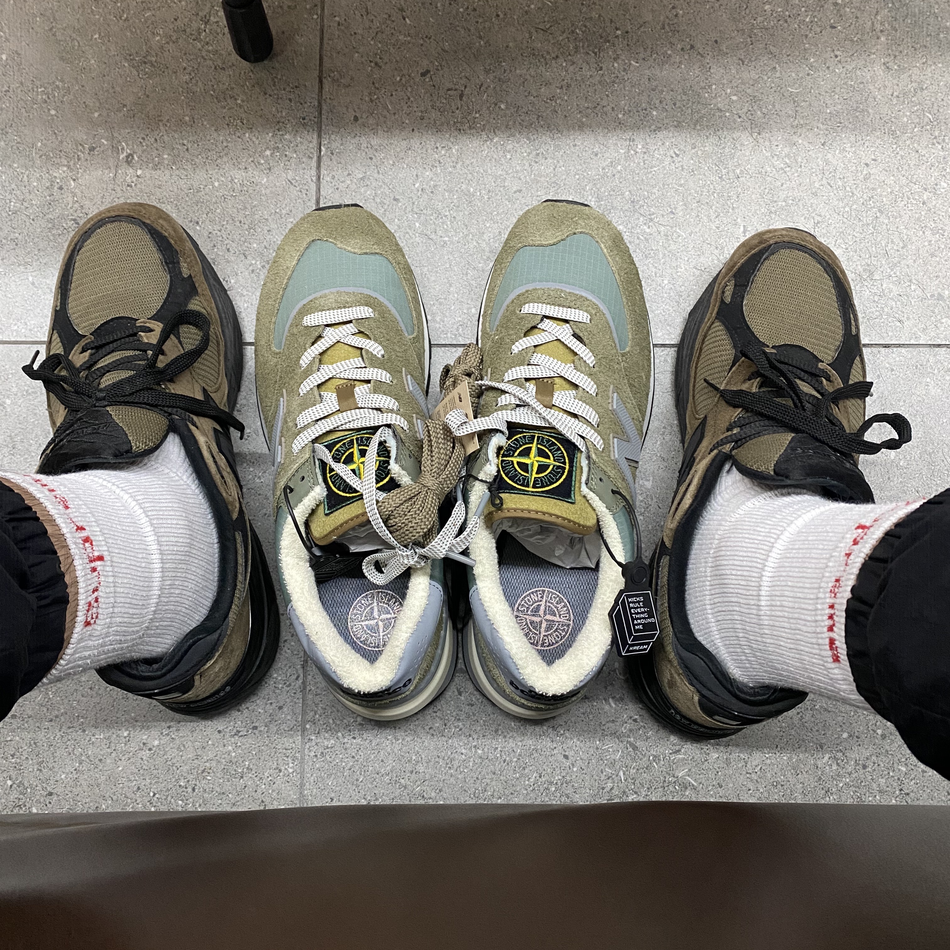 New Balance x Stone Island 574 Legacy Green, New Balance x JJJJound 990v3 Brown Black 착용 스타일 - 2