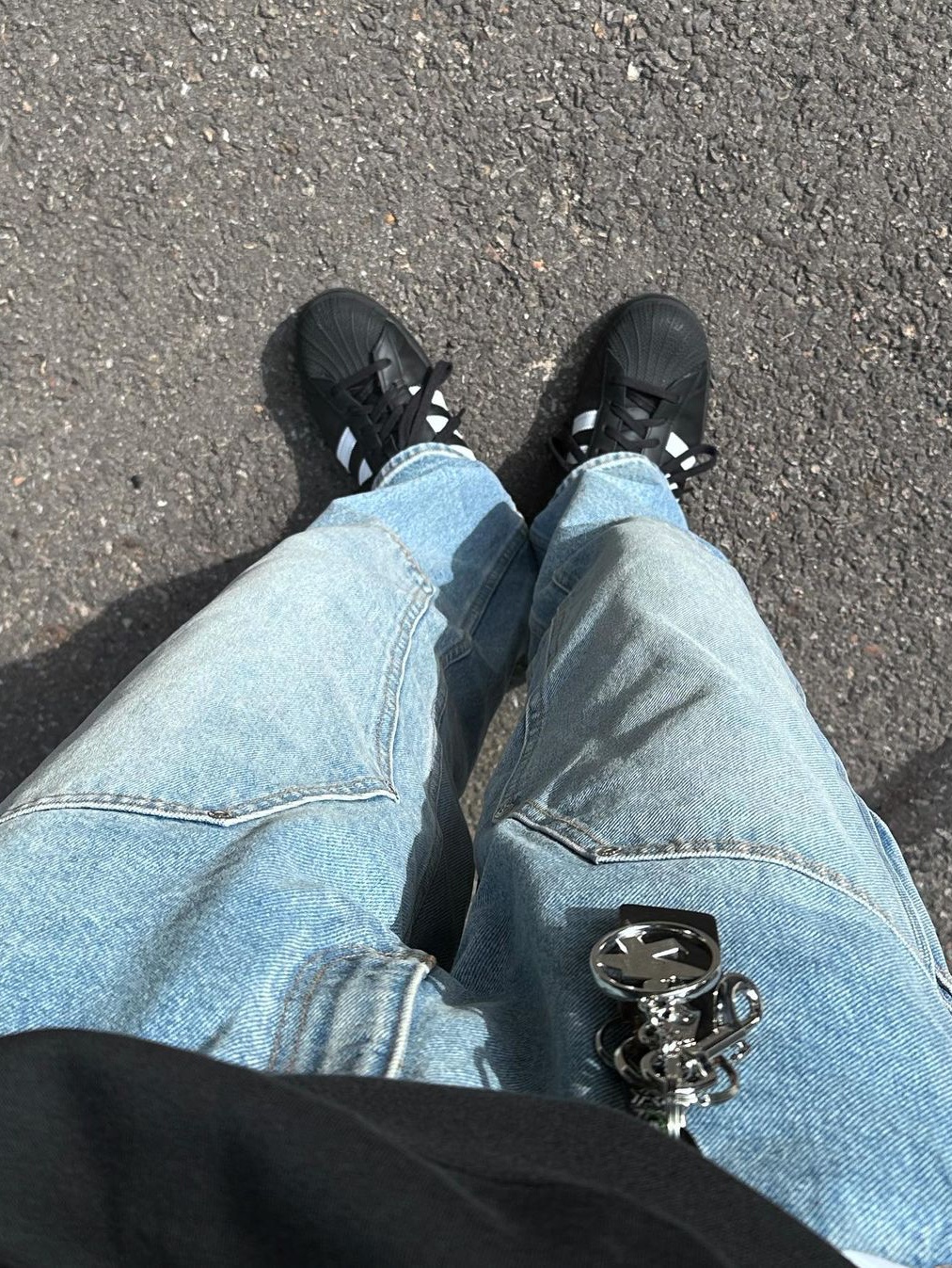 Oofos x Thisisneverthat Clog Black, Adidas Superstar Core Black White 착용 스타일 - 4