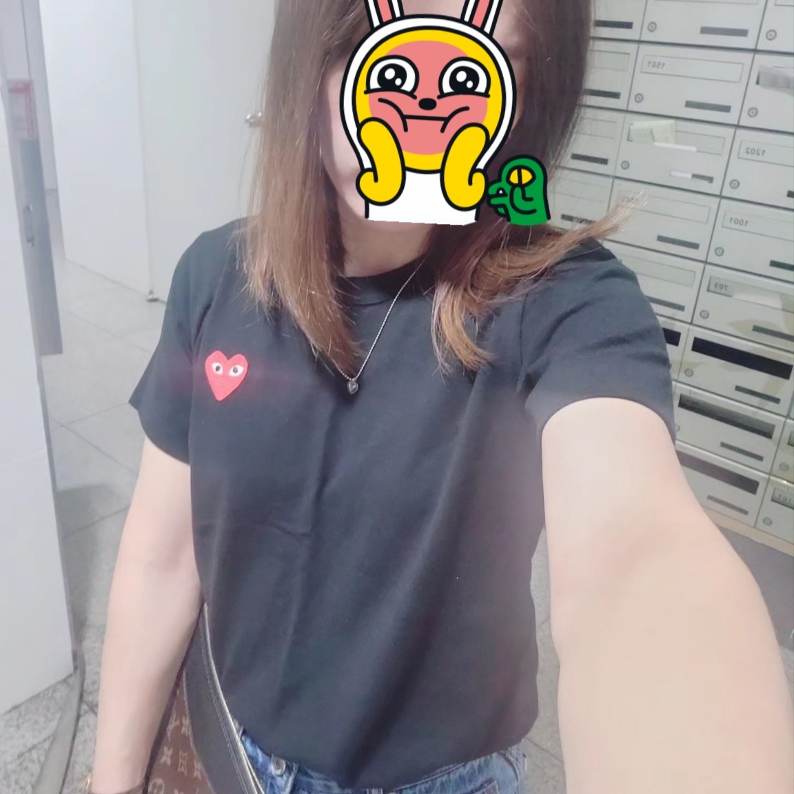 Play Comme des Garcons Red Heart T-Shirt Black, Louis Vuitton Daily Pouch Monogram Black 착용 스타일