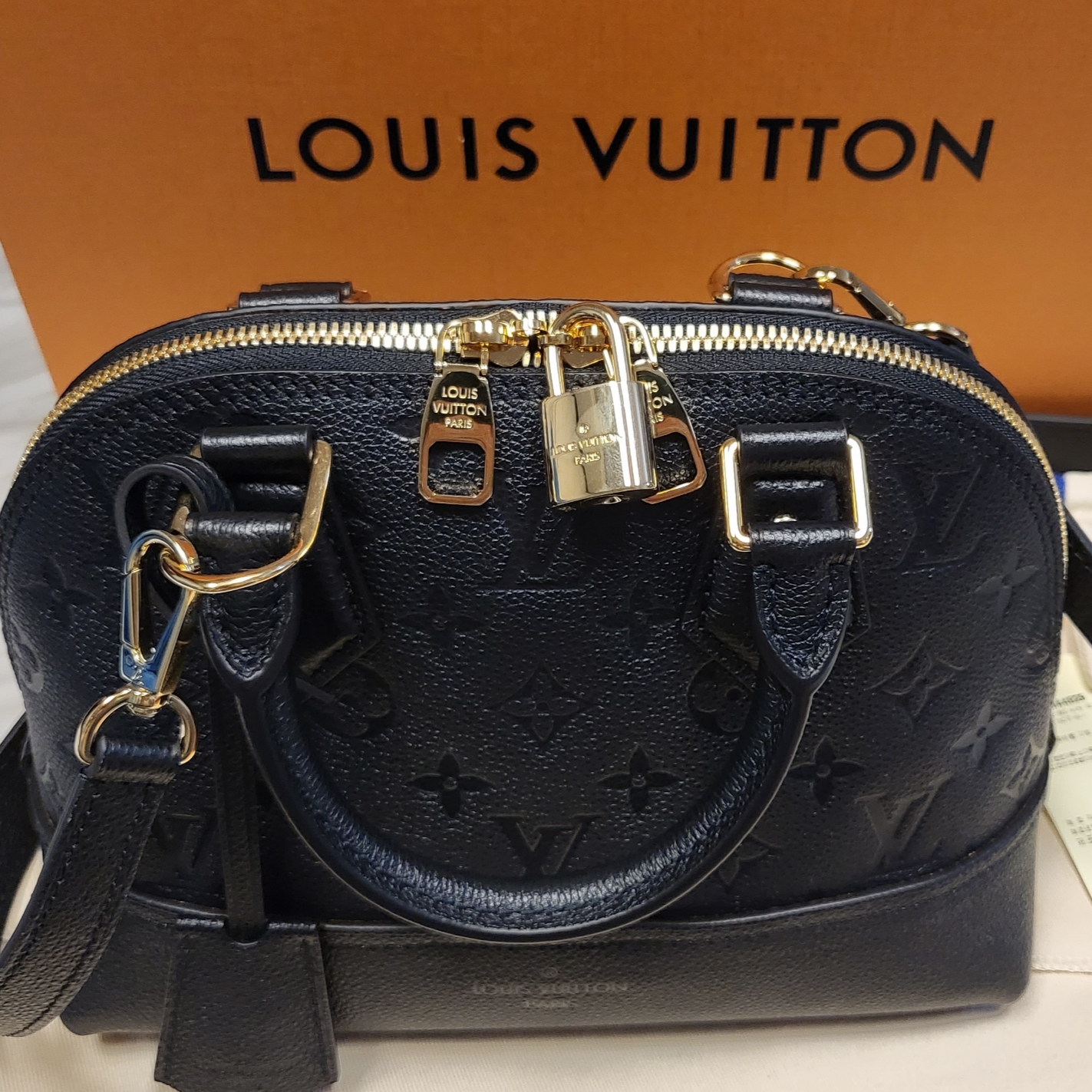 Louis Vuitton Neo Alma BB Monogram Empreinte Black 착용 스타일