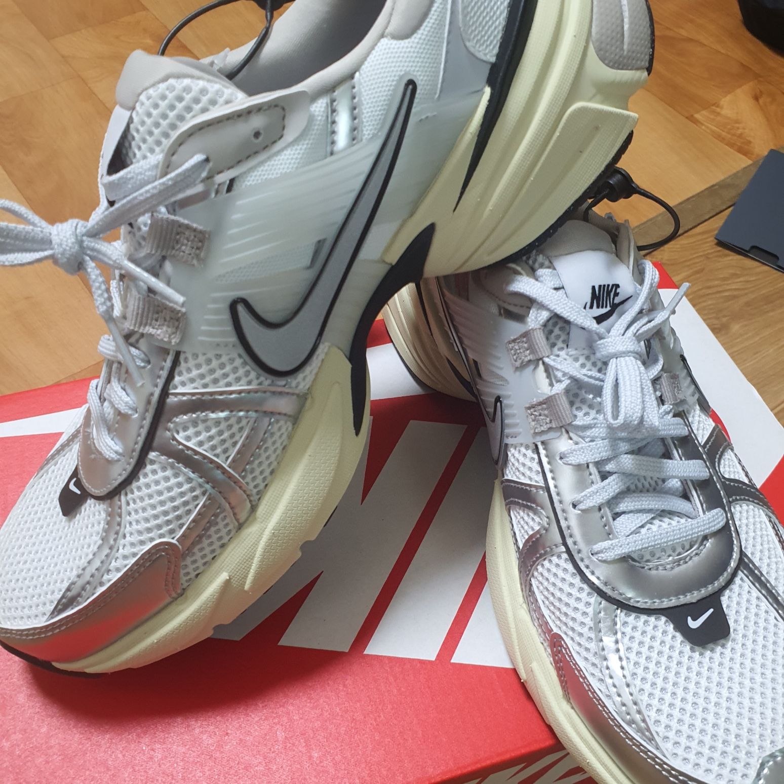 Nike V2K Run Summit White Metallic Silver 착용 스타일