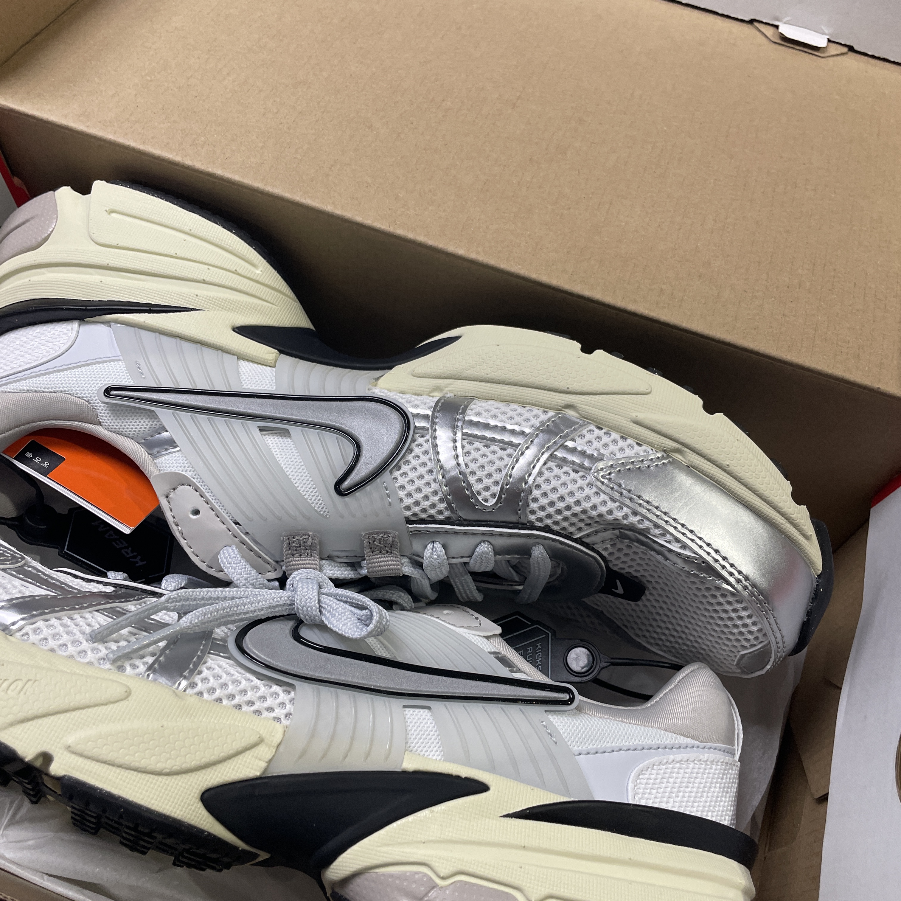 Nike V2K Run Summit White Metallic Silver 착용 스타일 - 1