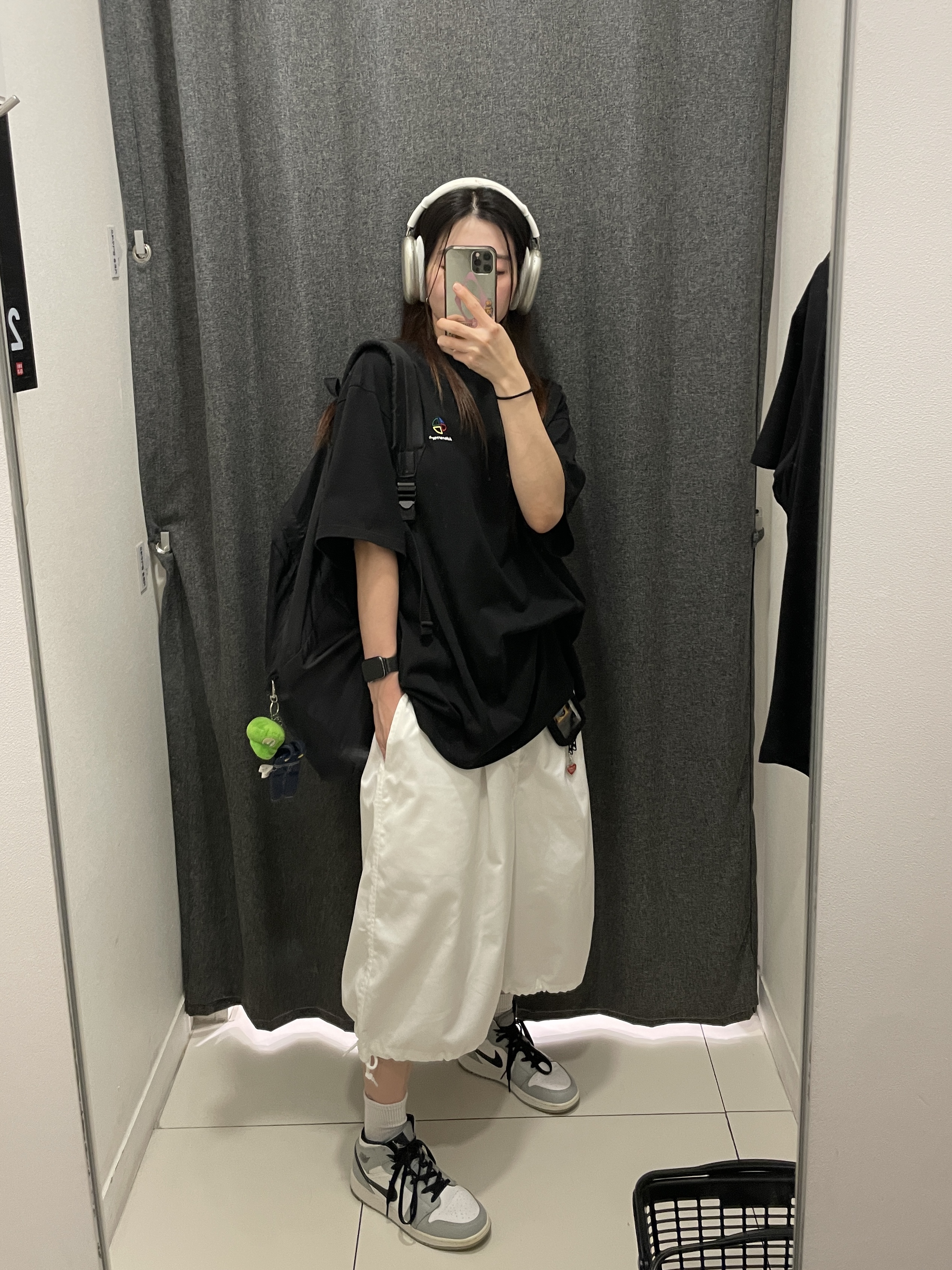 Apple AirPods Max Lightning Silver (Korean Ver.), (GS) Jordan 1 Mid Light Smoke Grey 착용 스타일